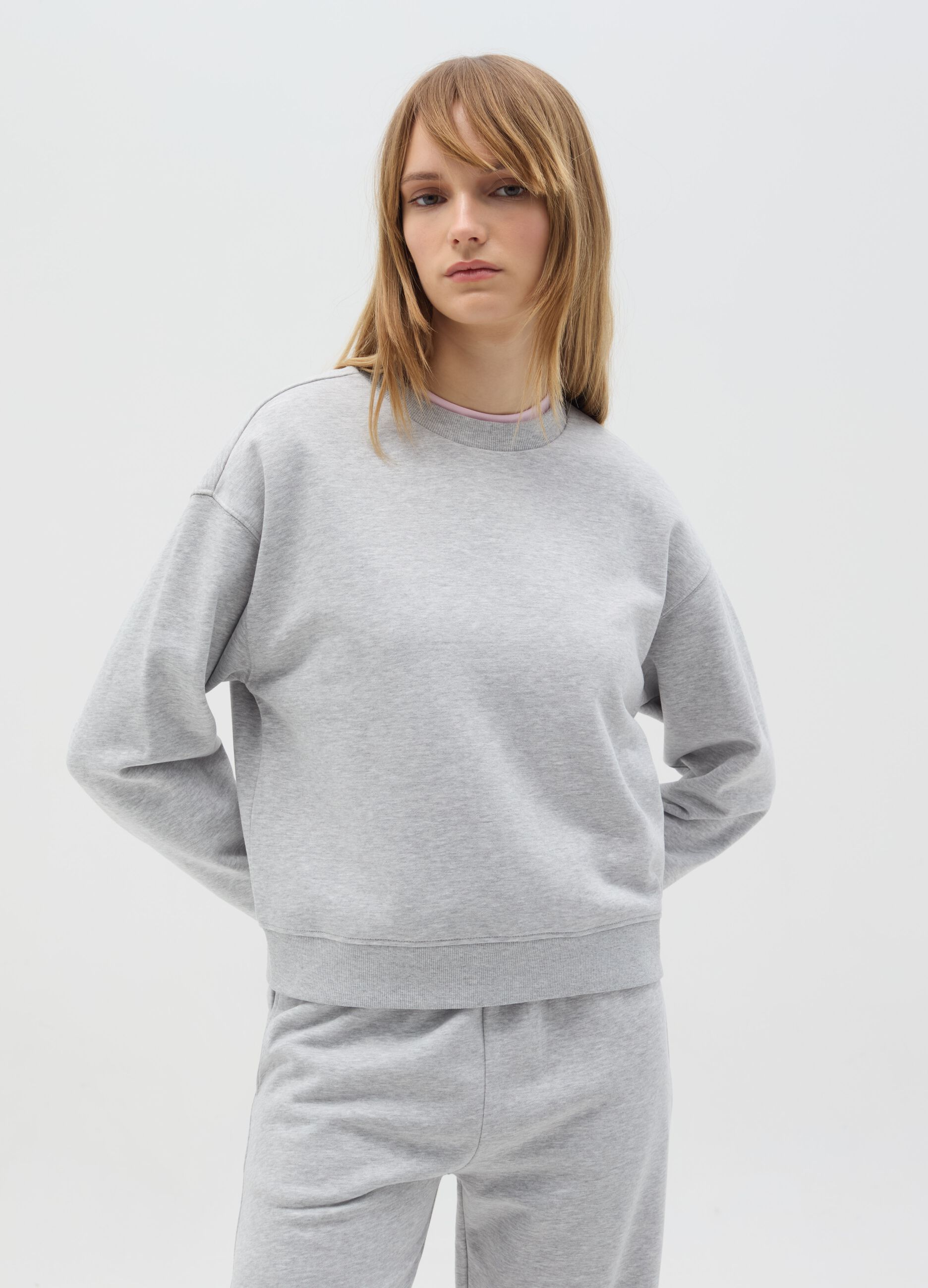 Essential sweatshirt with round neck