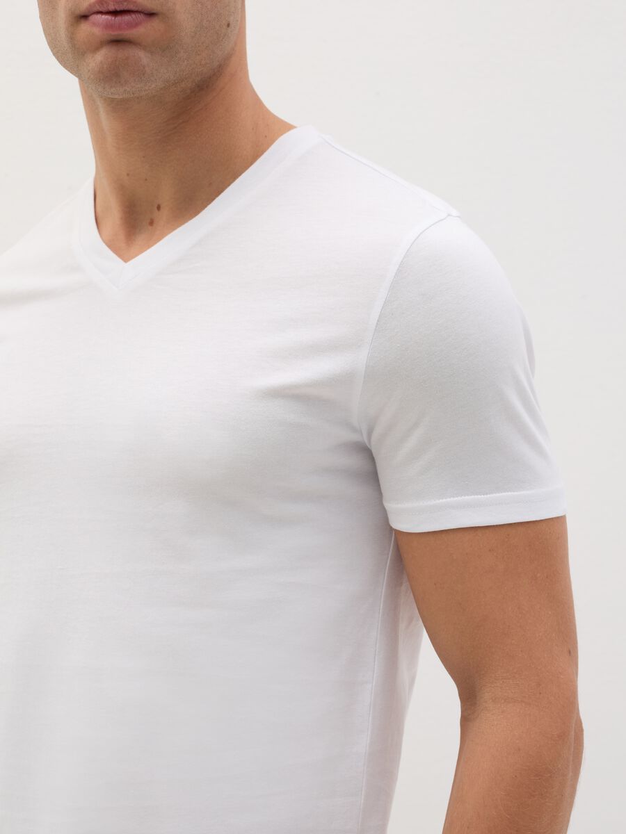 Three-pack organic cotton undershirts with V neck_3