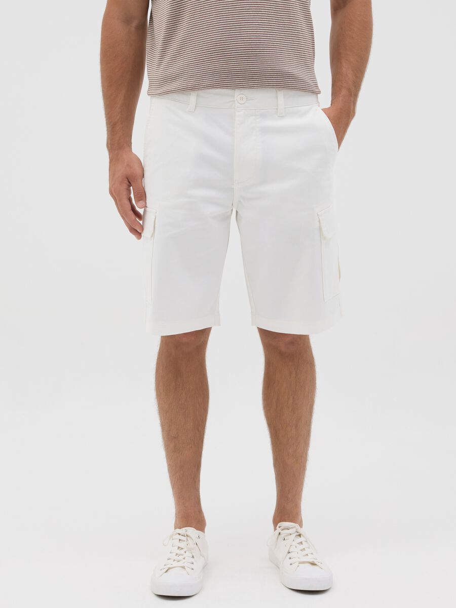 Bermuda da uomo bianco regular fit con tasche cargo_1