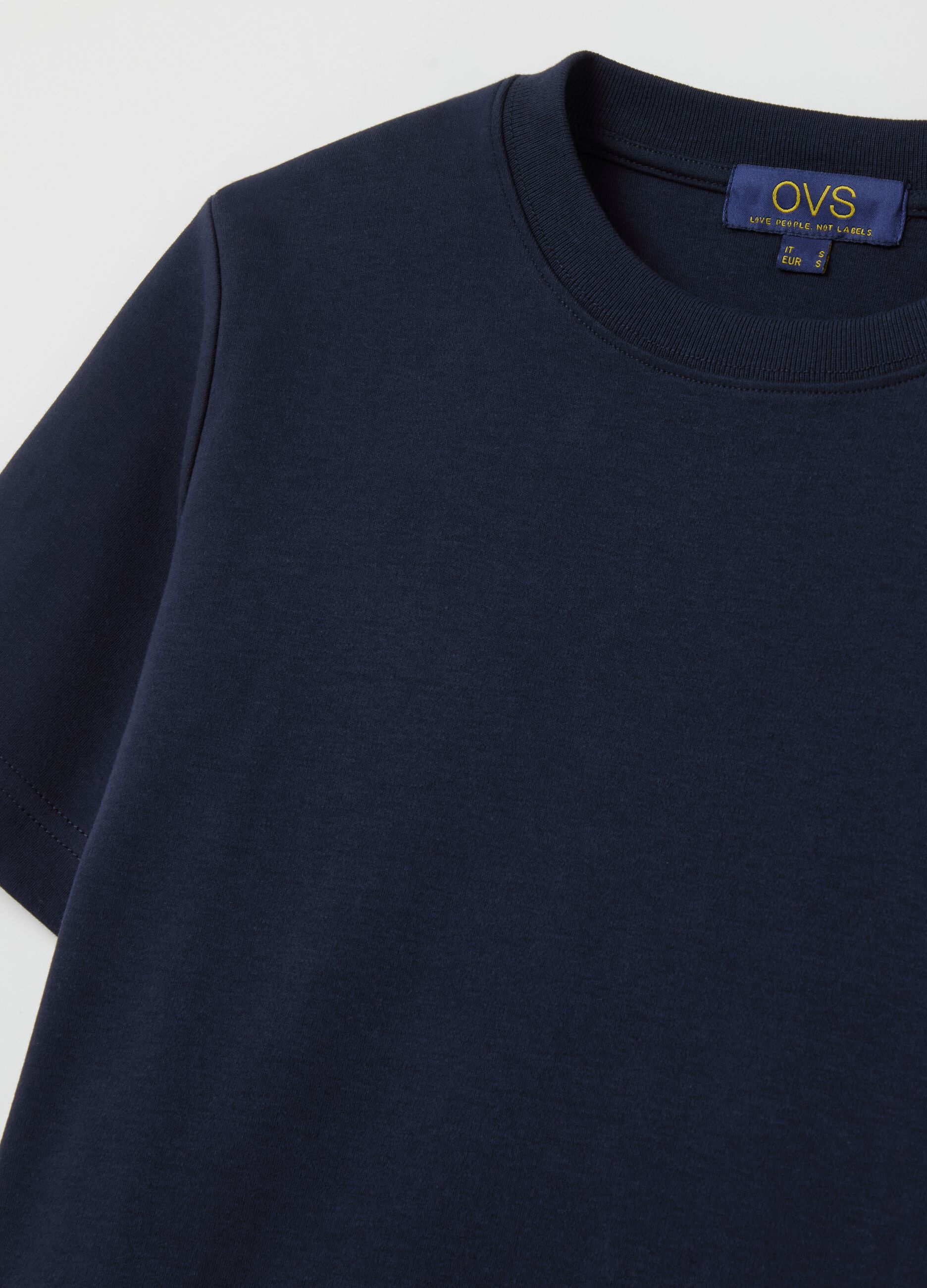 Solid colour T-shirt with round neck