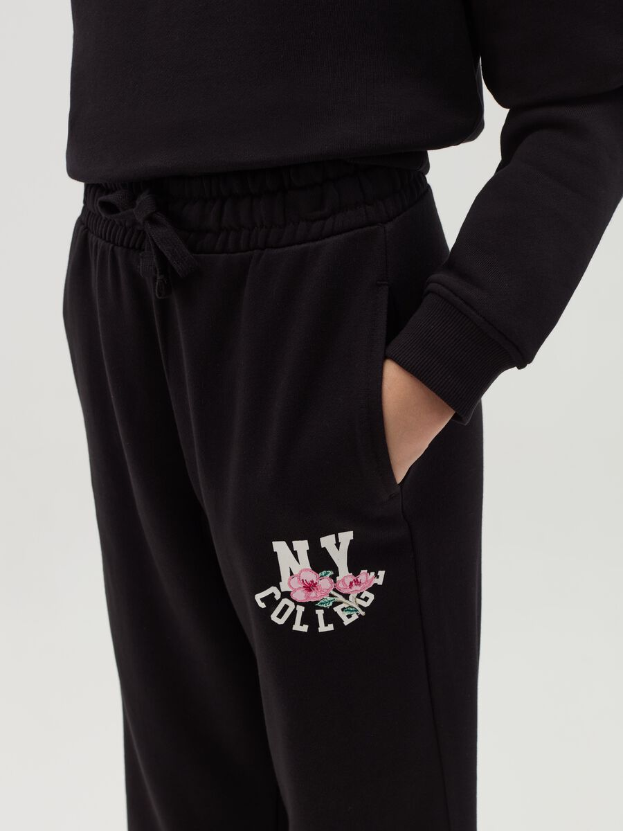 Joggers with "New York College" print with embroidery_1