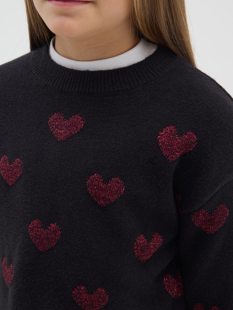 Maglione nero da ragazza regular fit con cuori decorativi_2