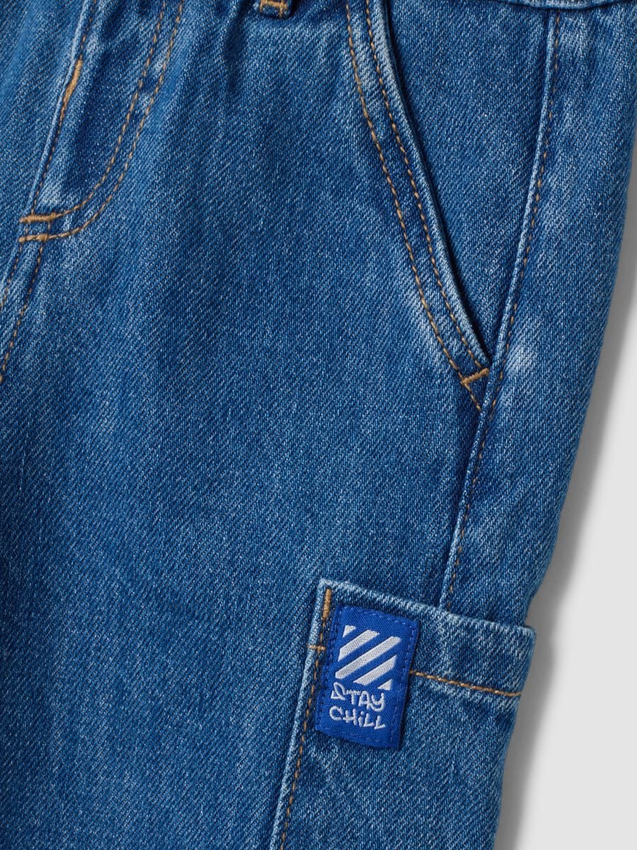Pantaloni blu in denim cargo in misto cotone e viscosa per bimbo_2