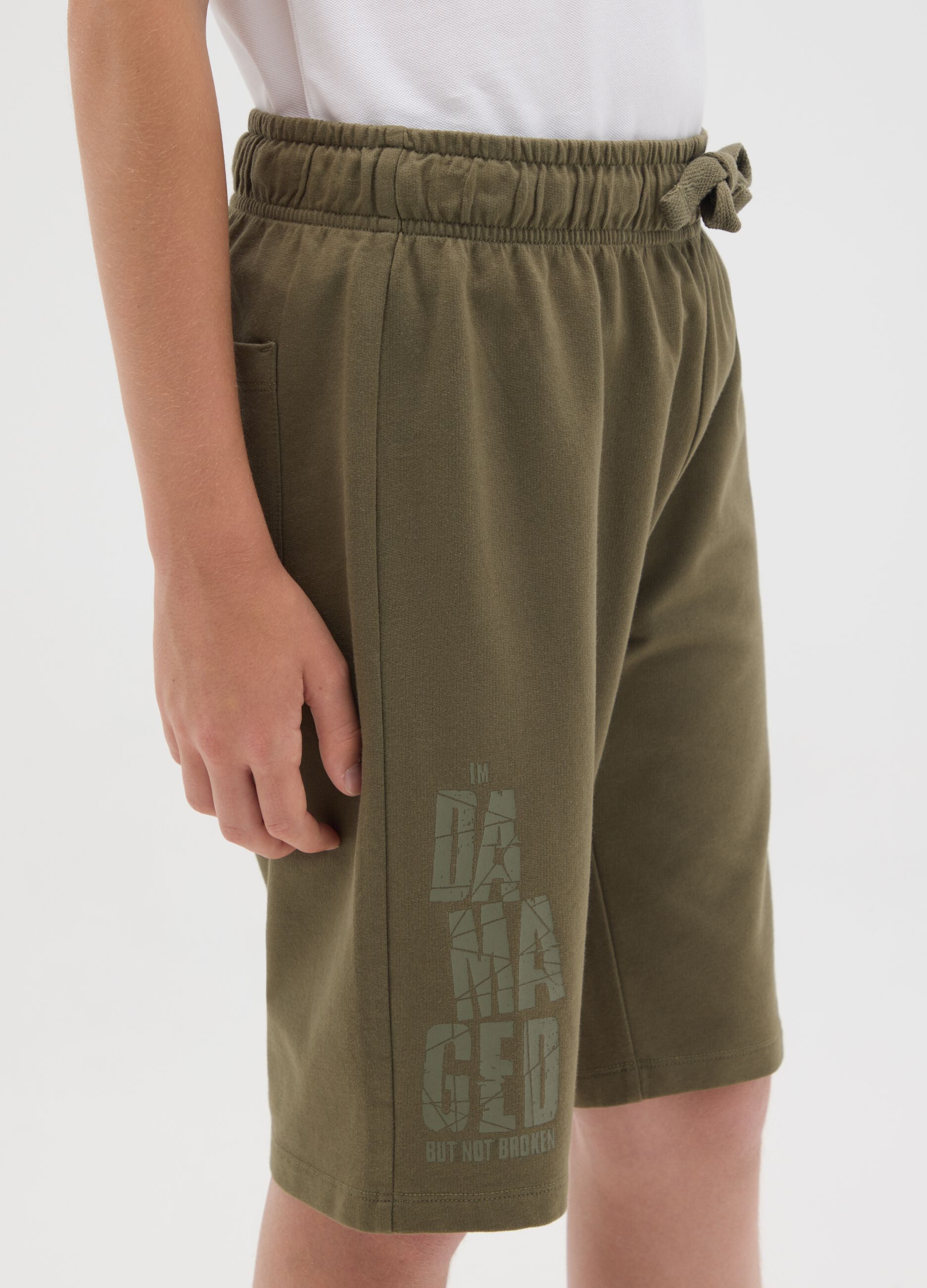 Pantaloni corti da ragazzo in puro cotone verde regular fit