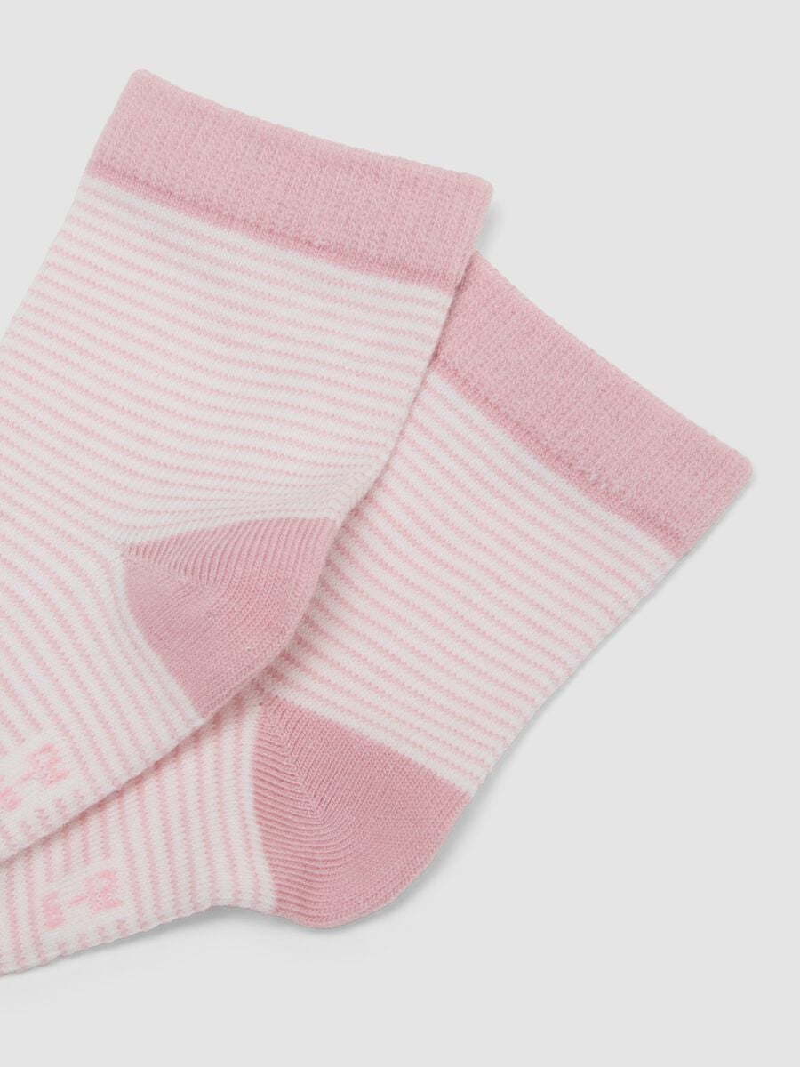 Tripack di calze rosa in cotone organico elasticizzato a righe_1