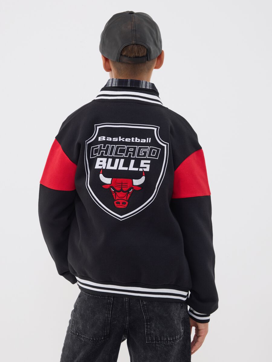 Felpa nera in misto cotone con stampe dei Chicago Bulls per ragazzo_2