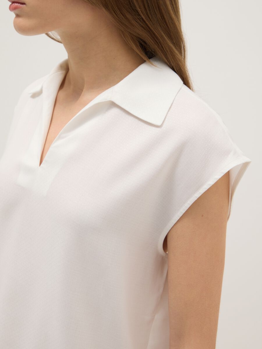 Camicetta senza maniche in pura viscosa bianca regular fit con scollo a V_3