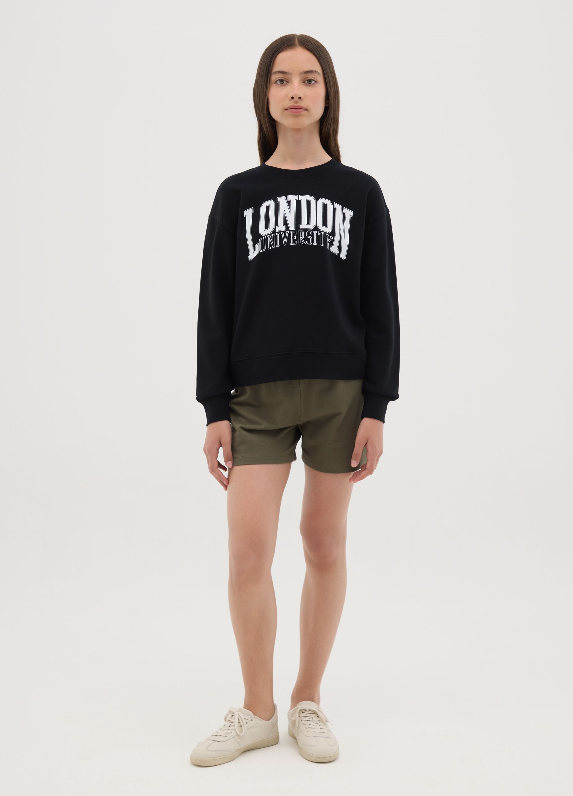 Green shorts in cotton with drawstring