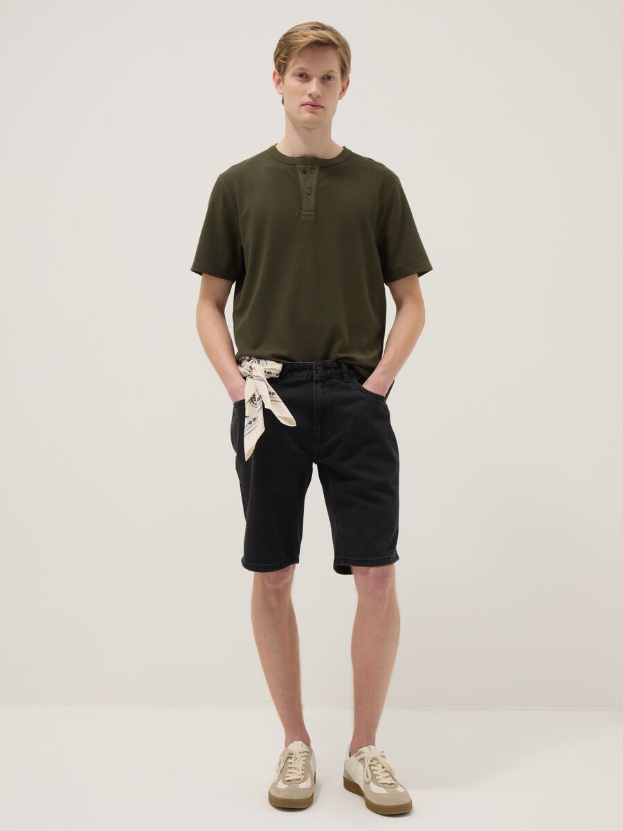 T-shirt a maniche corte verde regular fit con collo serafino_1