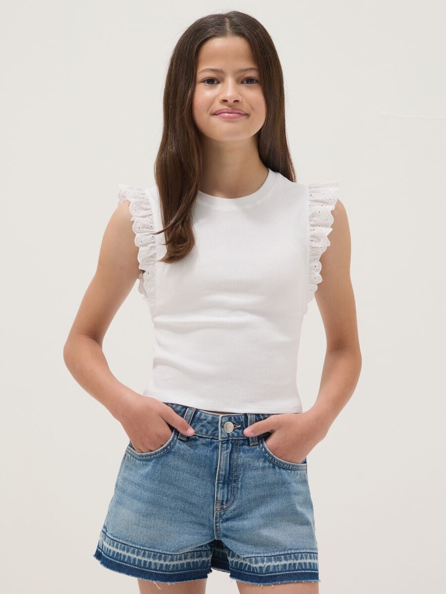 T-shirt bianca in cotone elasticizzato da ragazza con volant_0