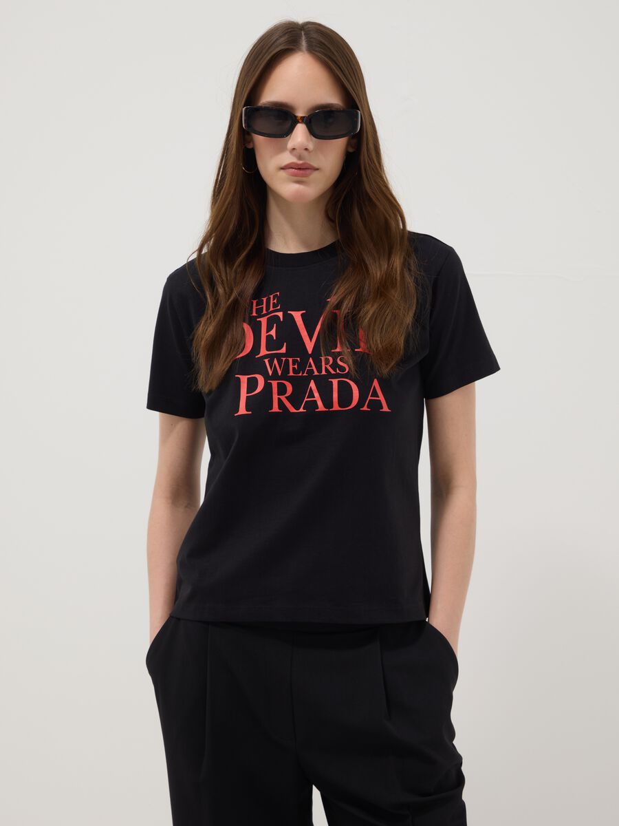 T-shirt in puro cotone nero regular fit con stampa "Il diavolo veste Prada"_1