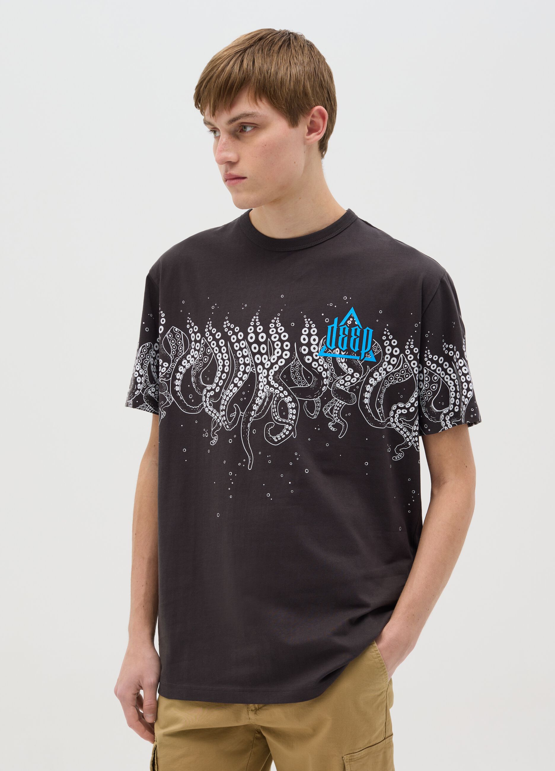 Black T-shirt with short sleeves and print