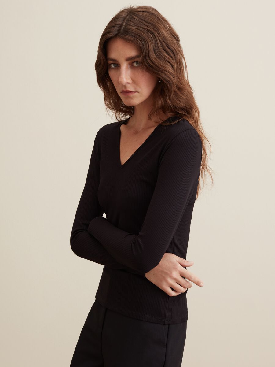 T-shirt a maniche lunghe con scollo a V_1