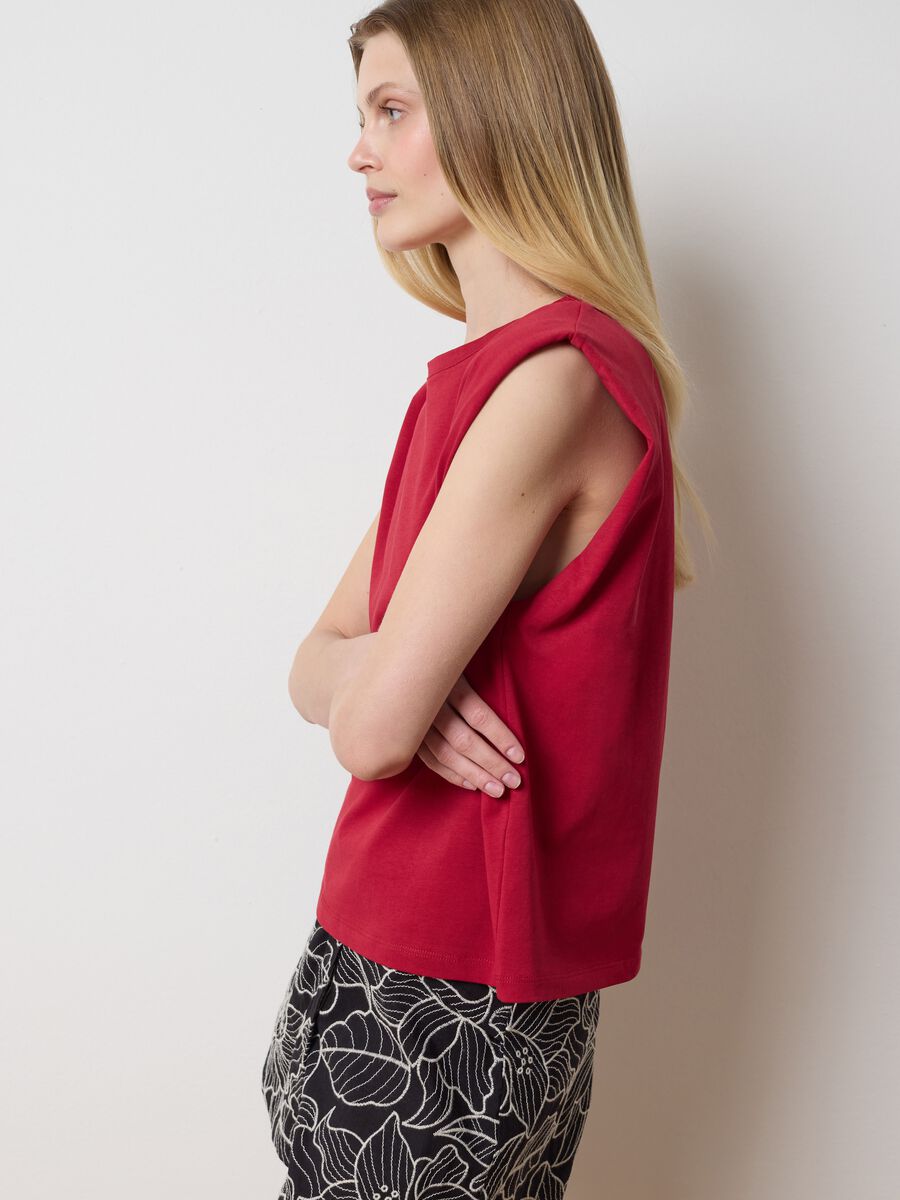Red sleeveless boxy-fit T-shirt with spaghetti straps_2