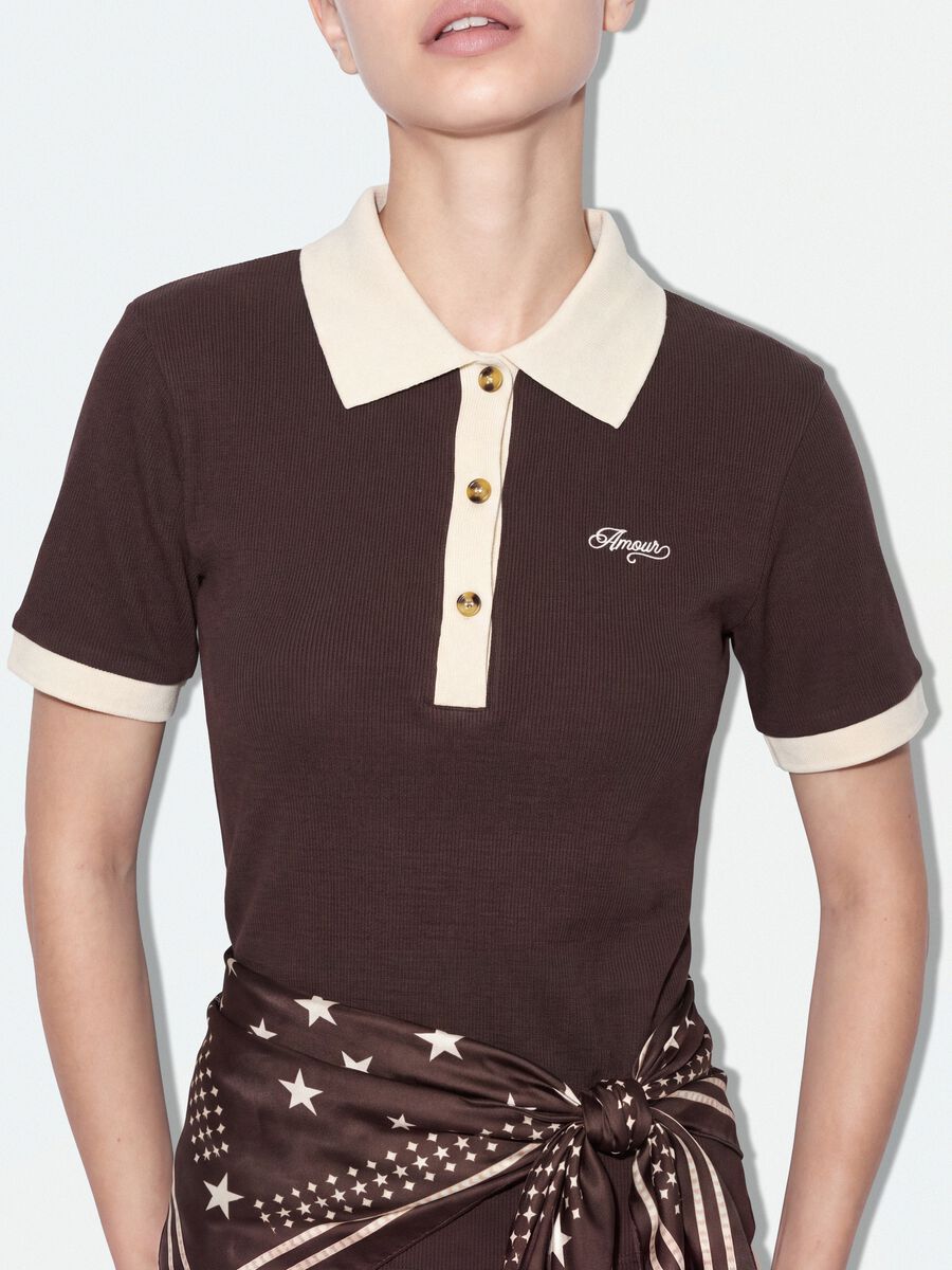 Polo crop marrone in cotone elasticizzato con stampa regular fit_3
