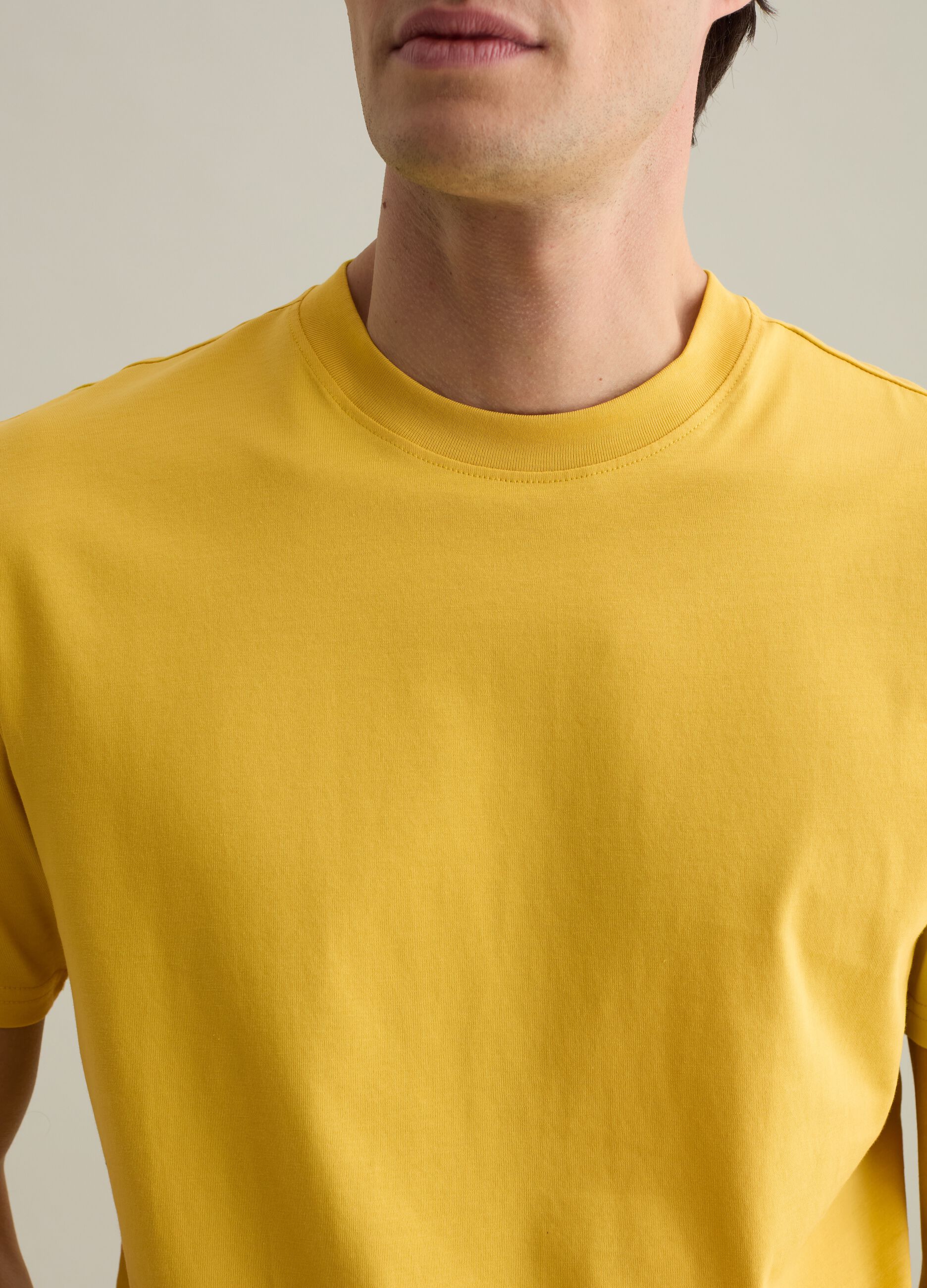Plain cotton T-shirt with round neck.