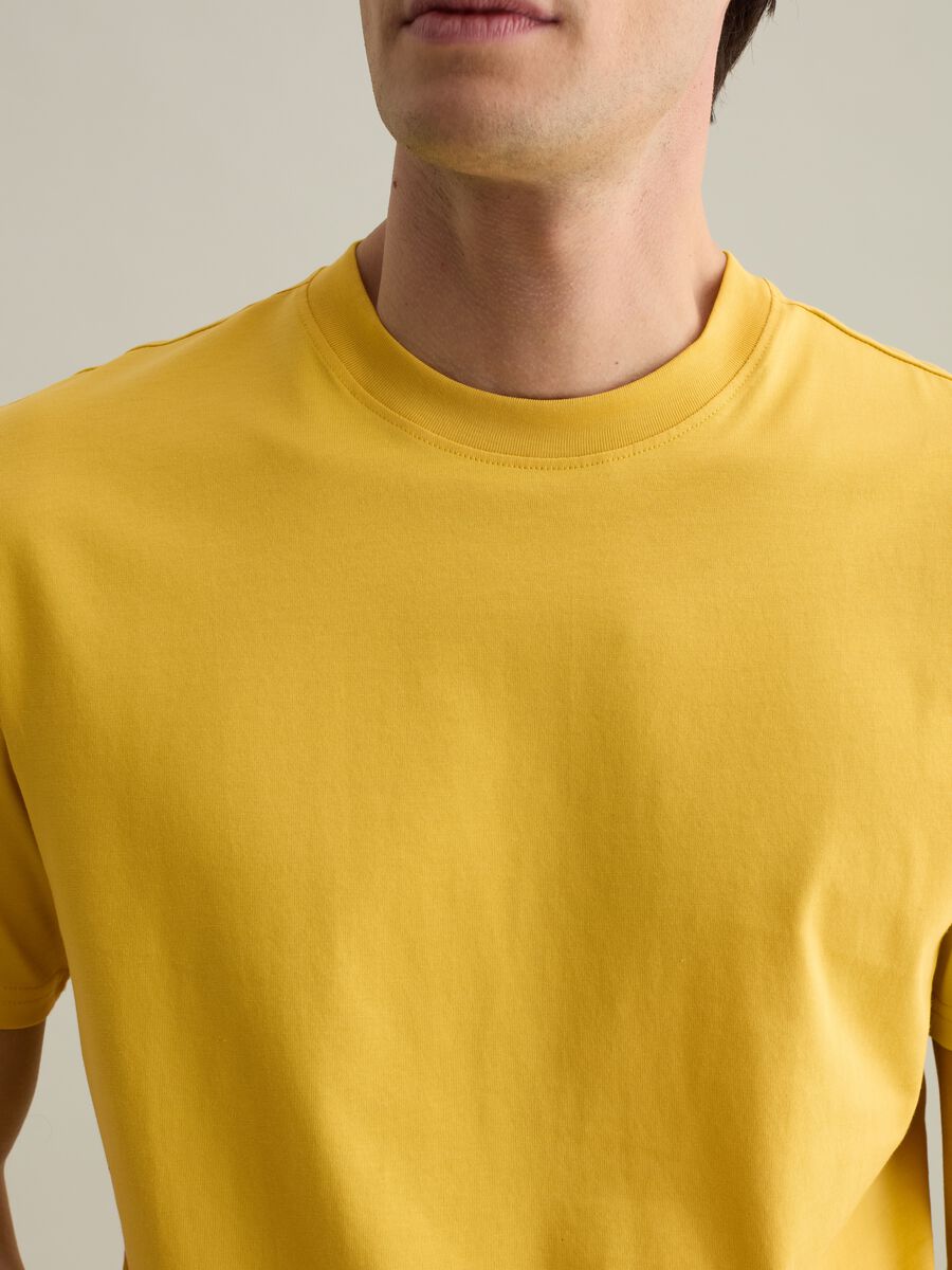Plain cotton T-shirt with round neck._3