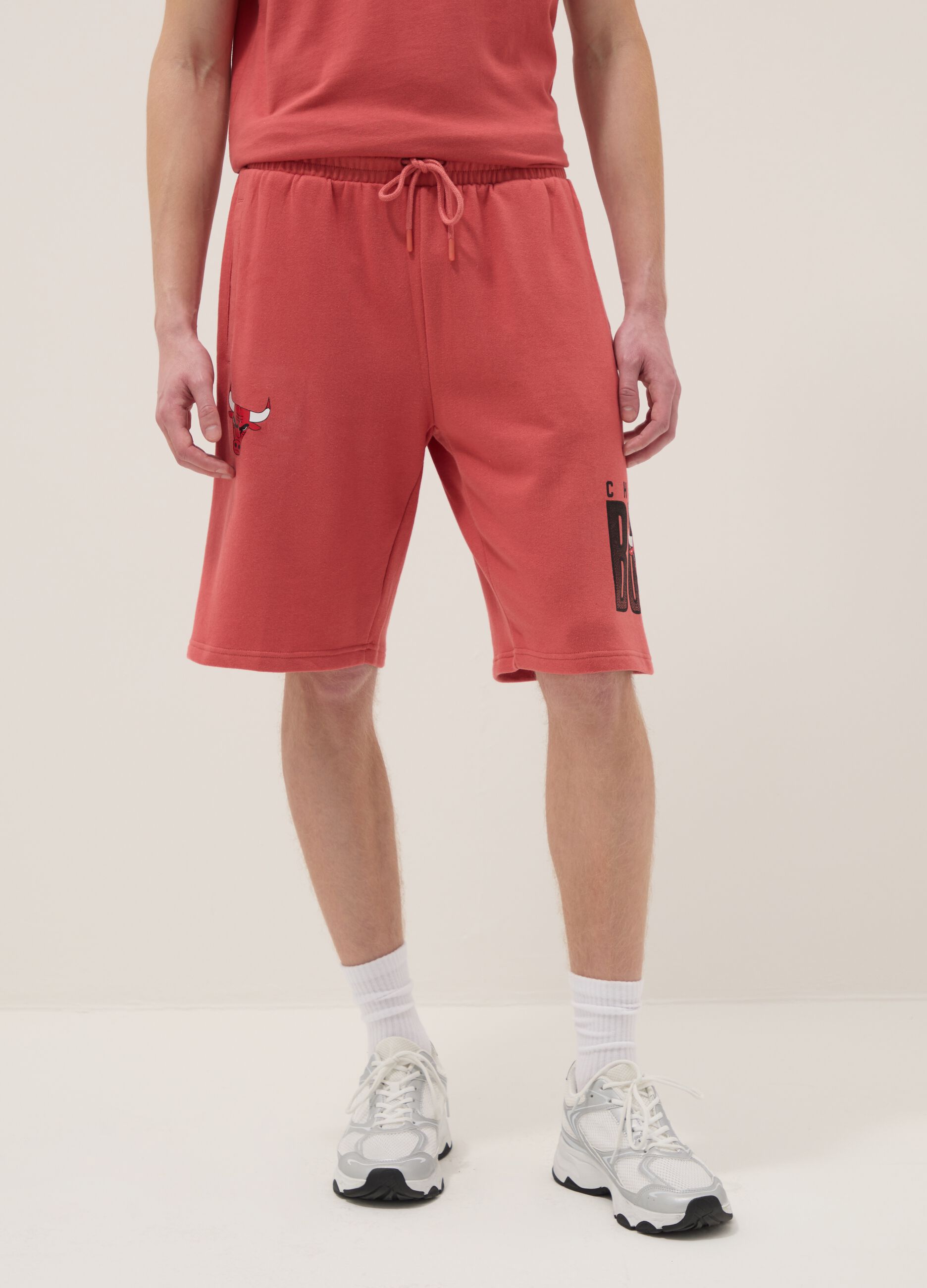 Red cotton blend shorts regular fit with Chicago Bulls print
