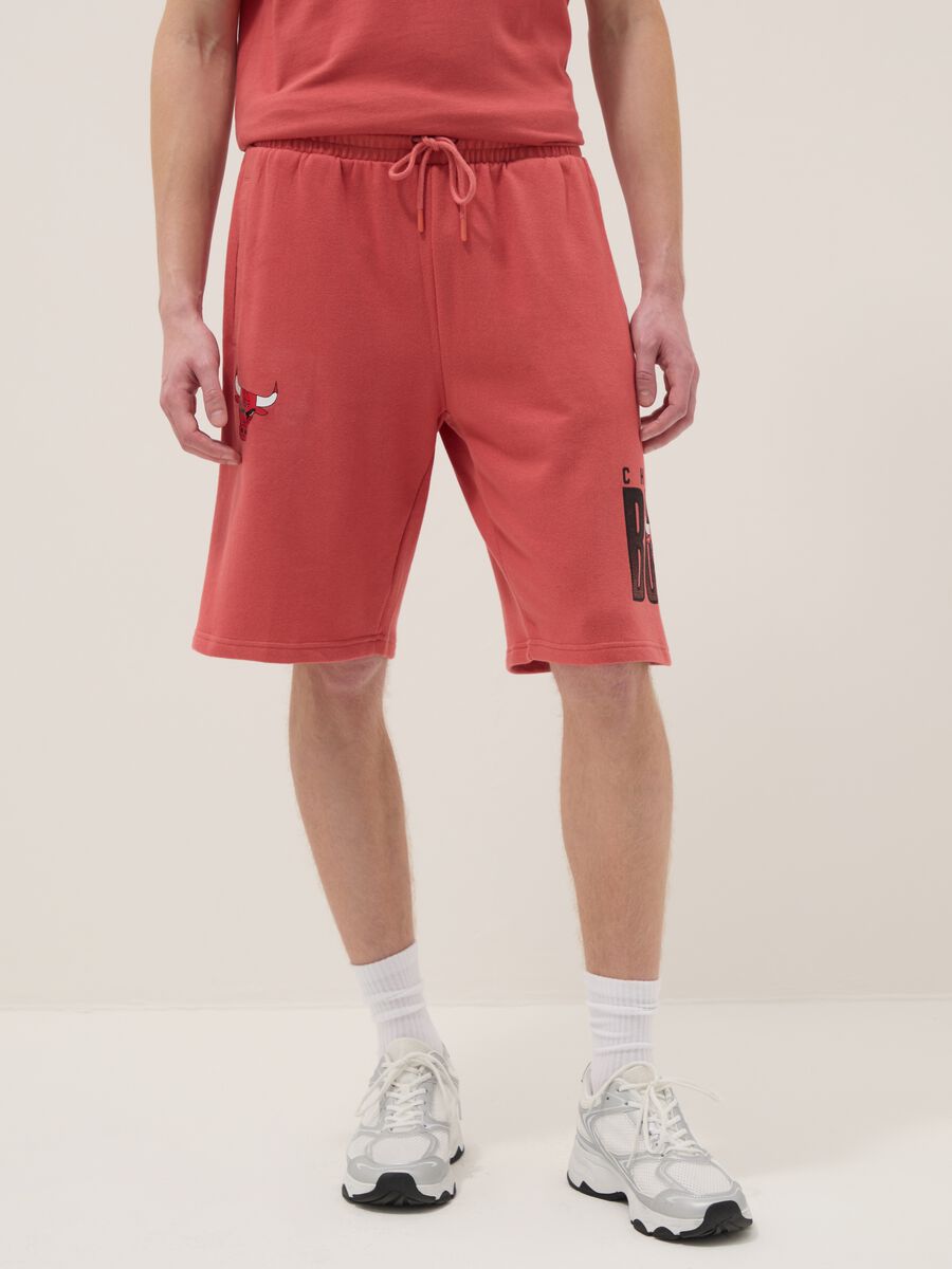 Red cotton blend shorts regular fit with Chicago Bulls print_1