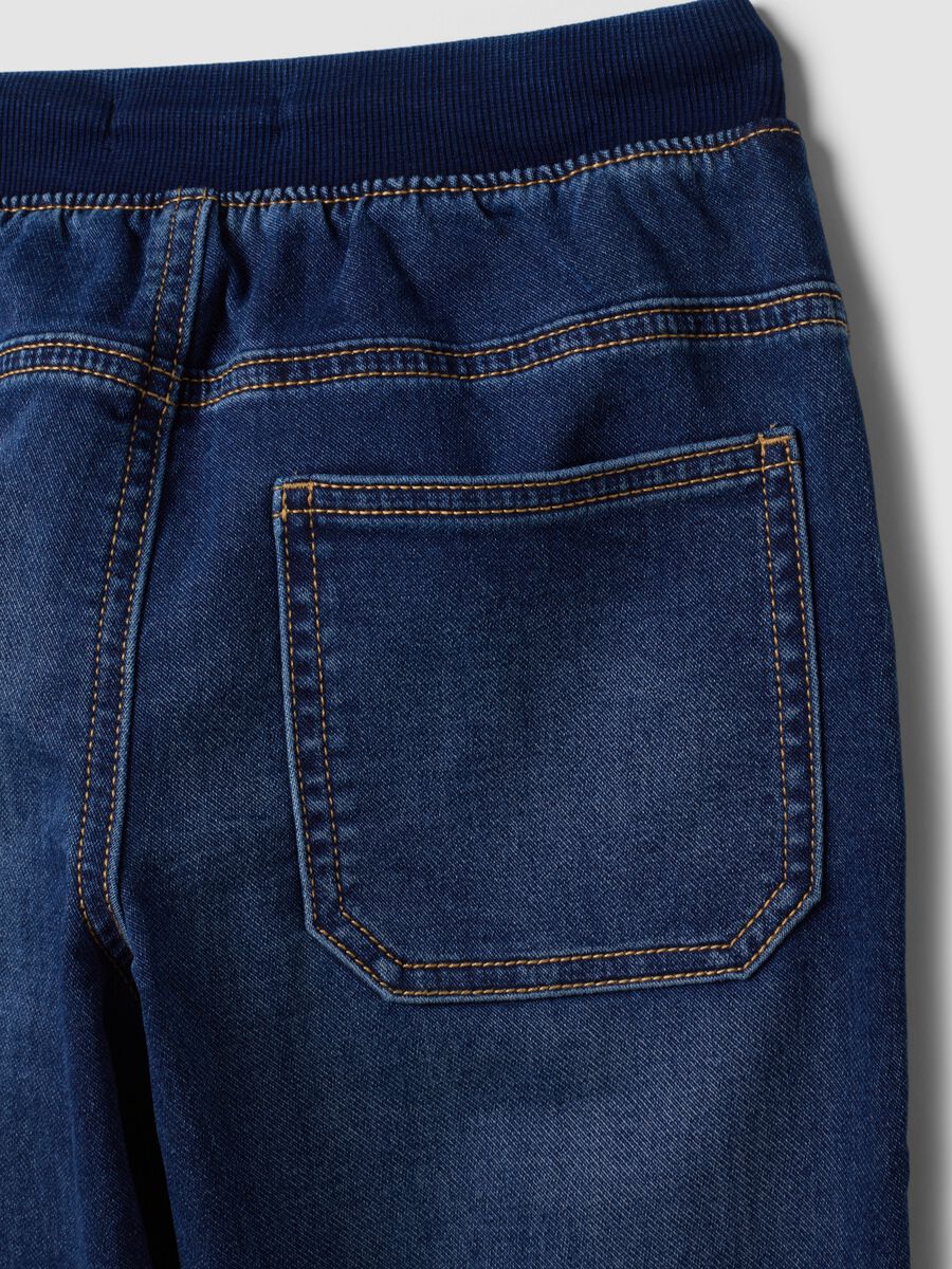 Jogger denim blu in cotone elasticizzato con vita elasticizzata per bambino_3