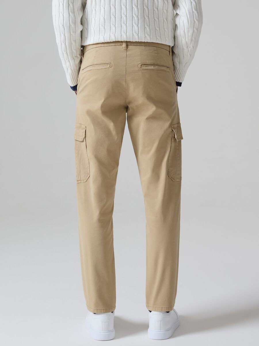 Pantalone chino cargo in cotone stretch_2