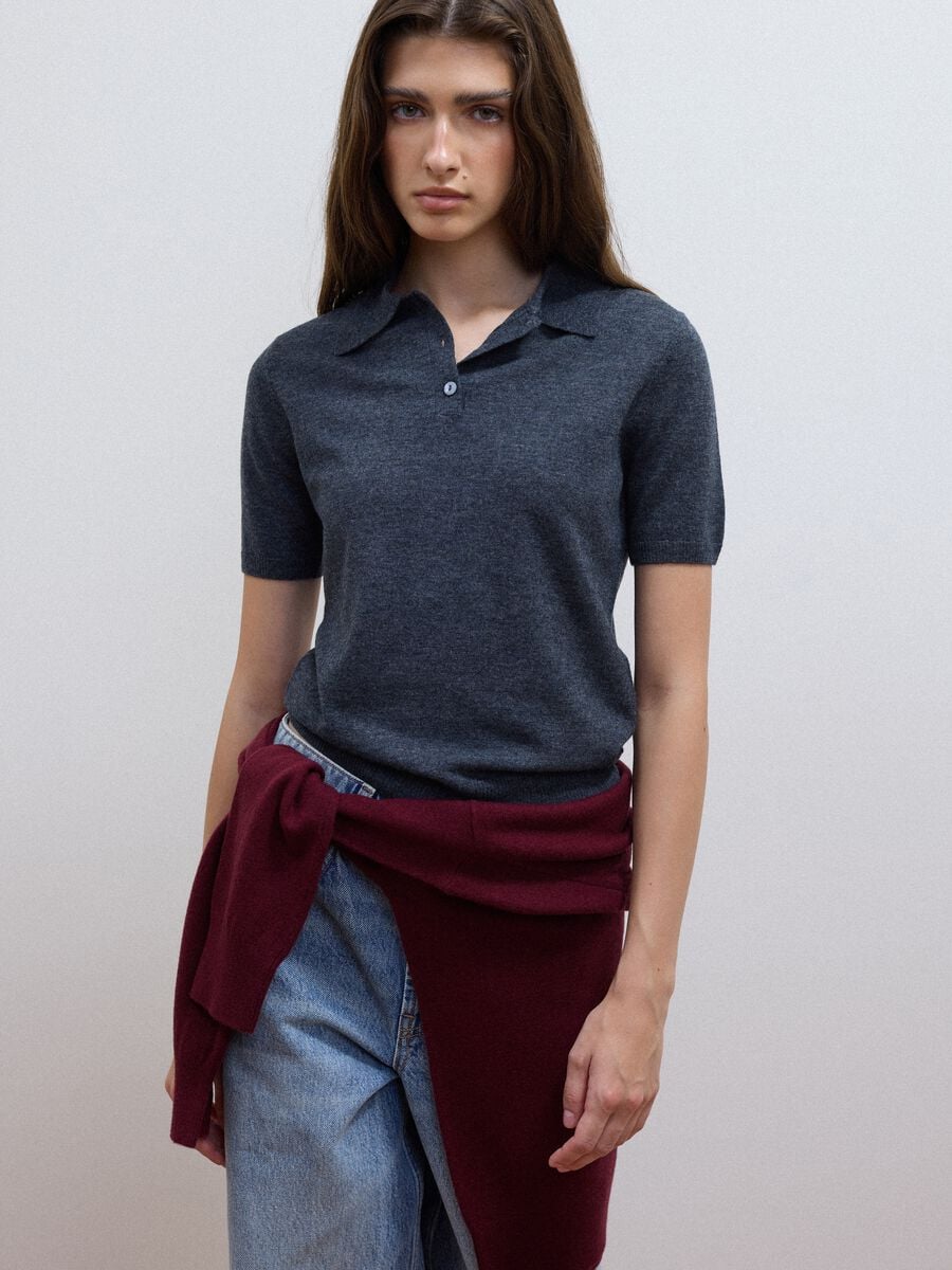 Maglia grigia in pura lana con colletto polo regular fit_2
