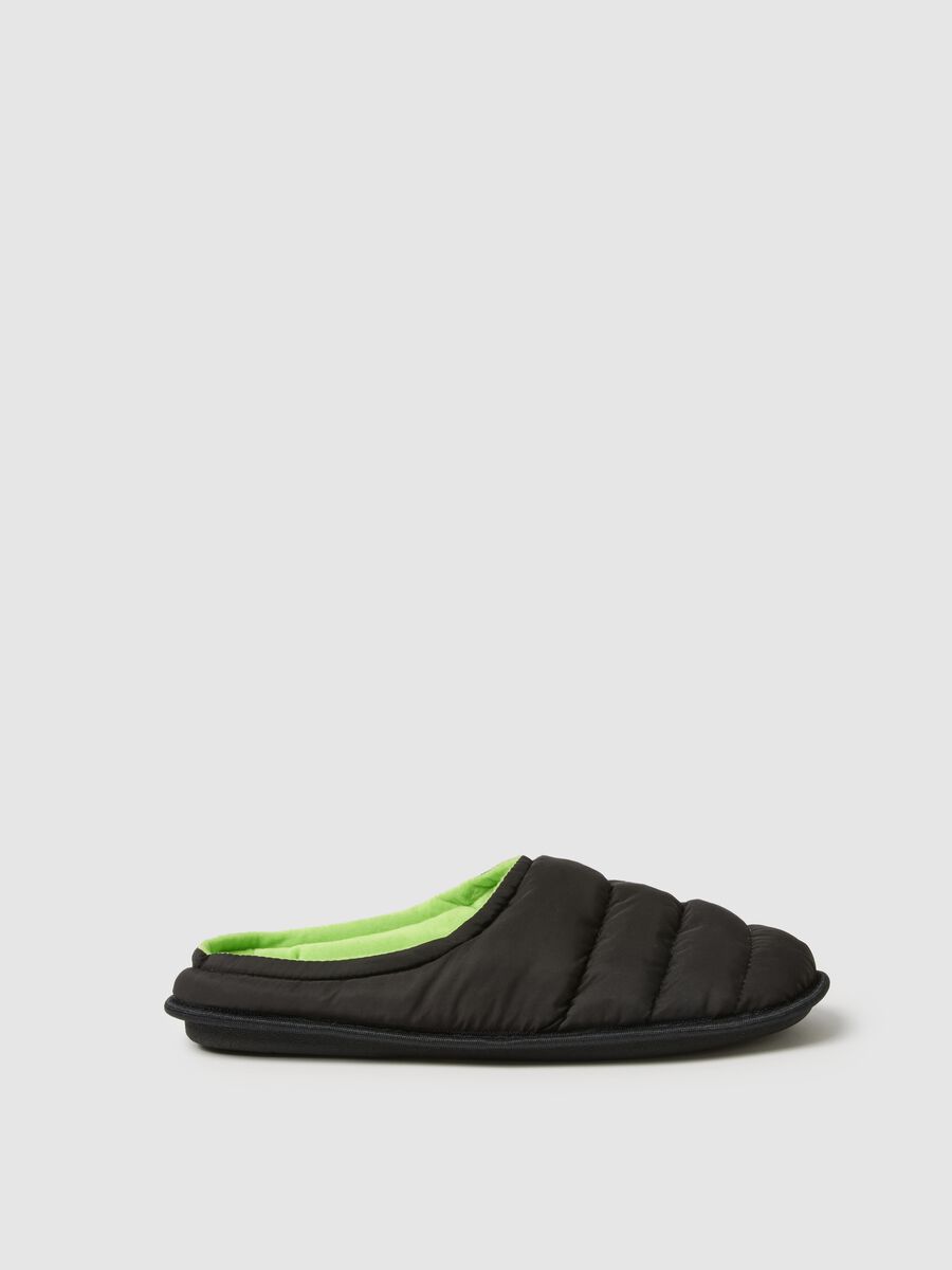 Black padded slippers with green lining, regular fit_0