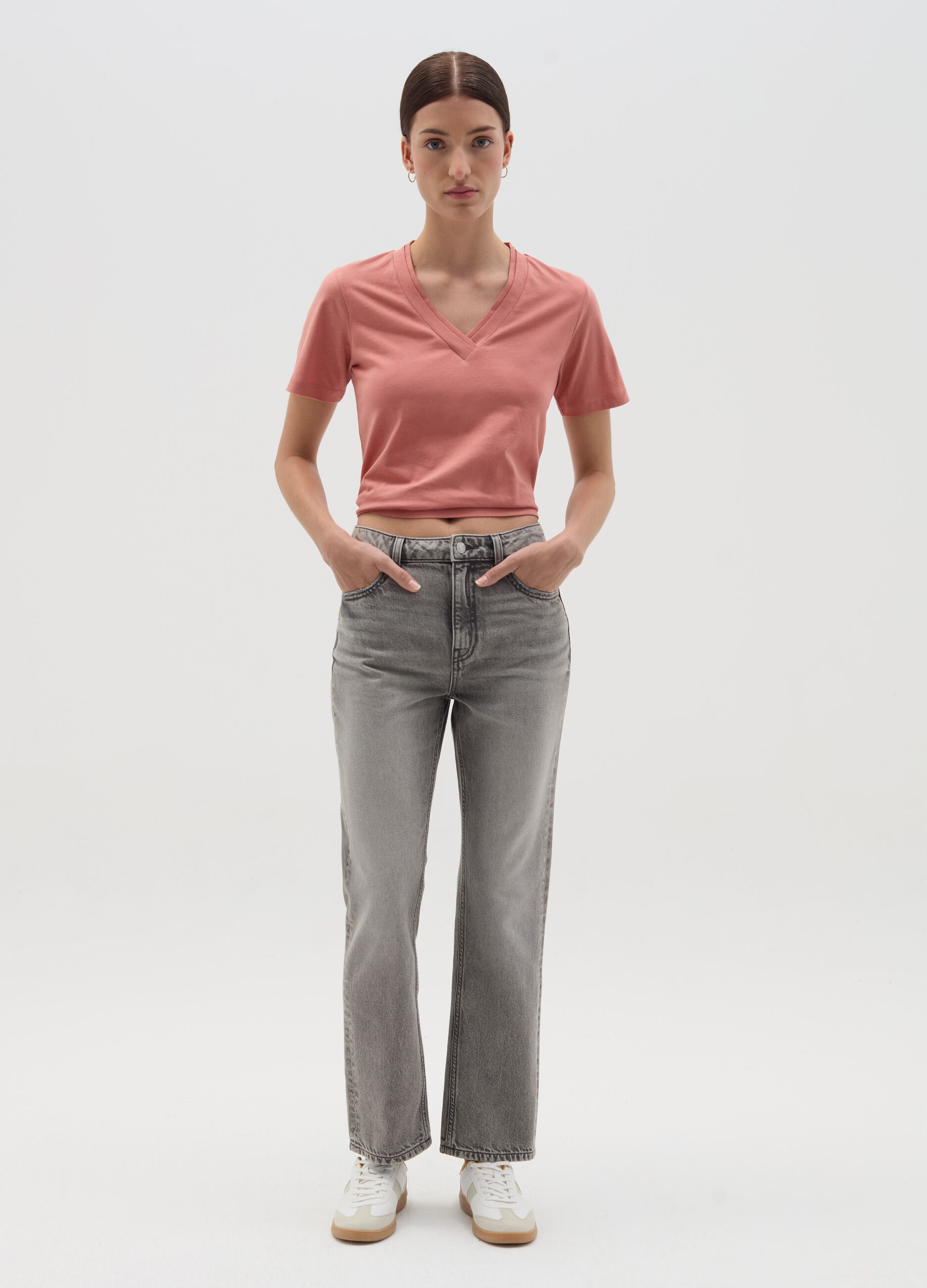 T-shirt rosa con scollo a V
