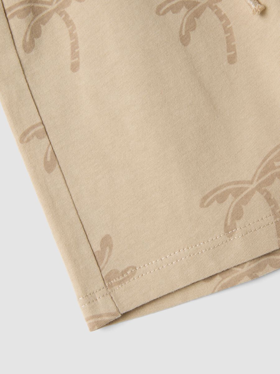 Shorts beige in cotone organico con stampa all over_2