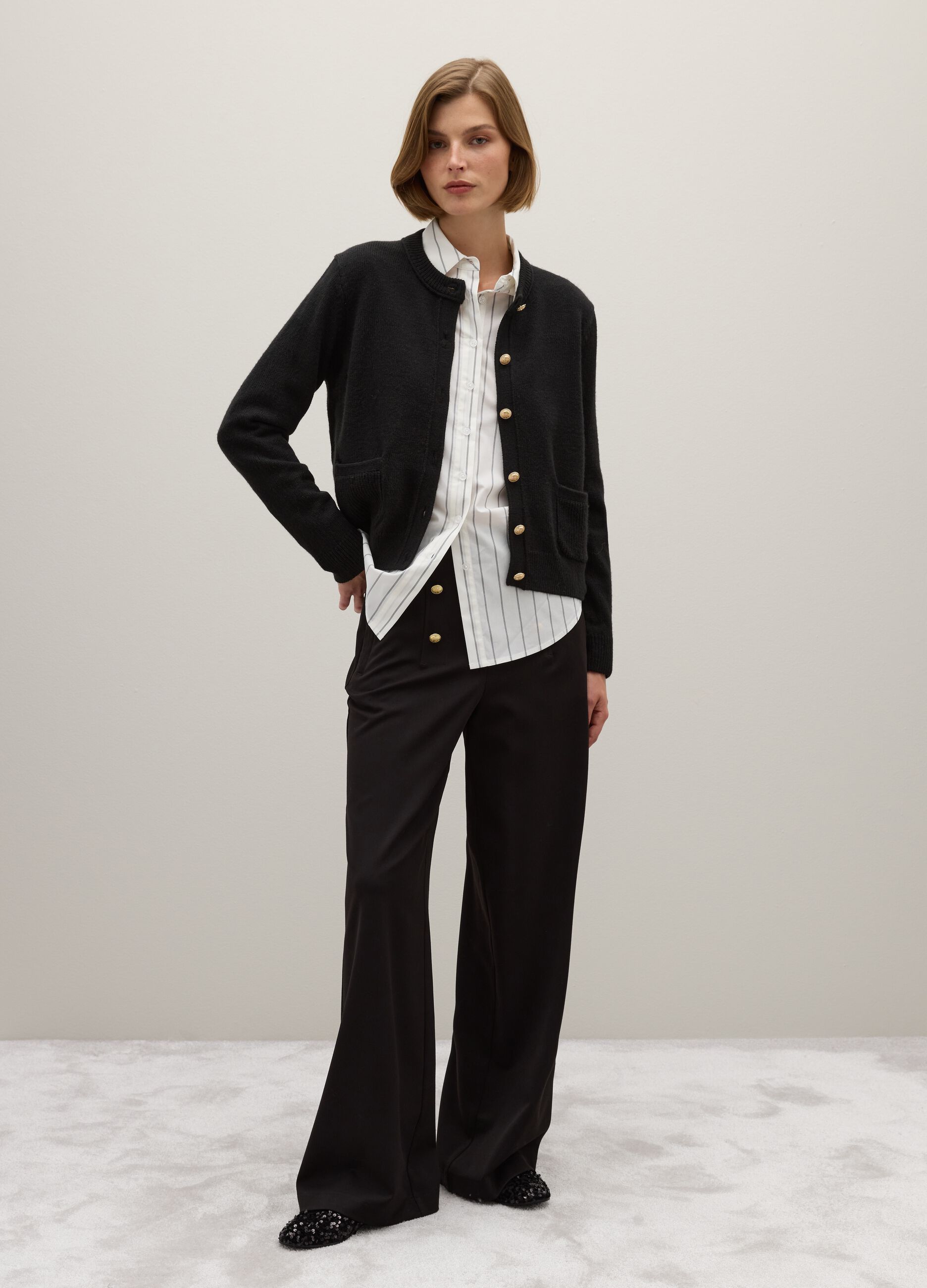 Cardigan nero regular fit con bottoni