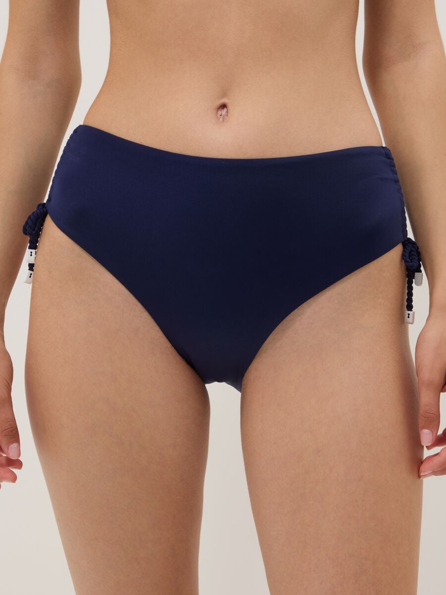 Slip bikini blu in tessuto elasticizzato con laccetti laterali_1