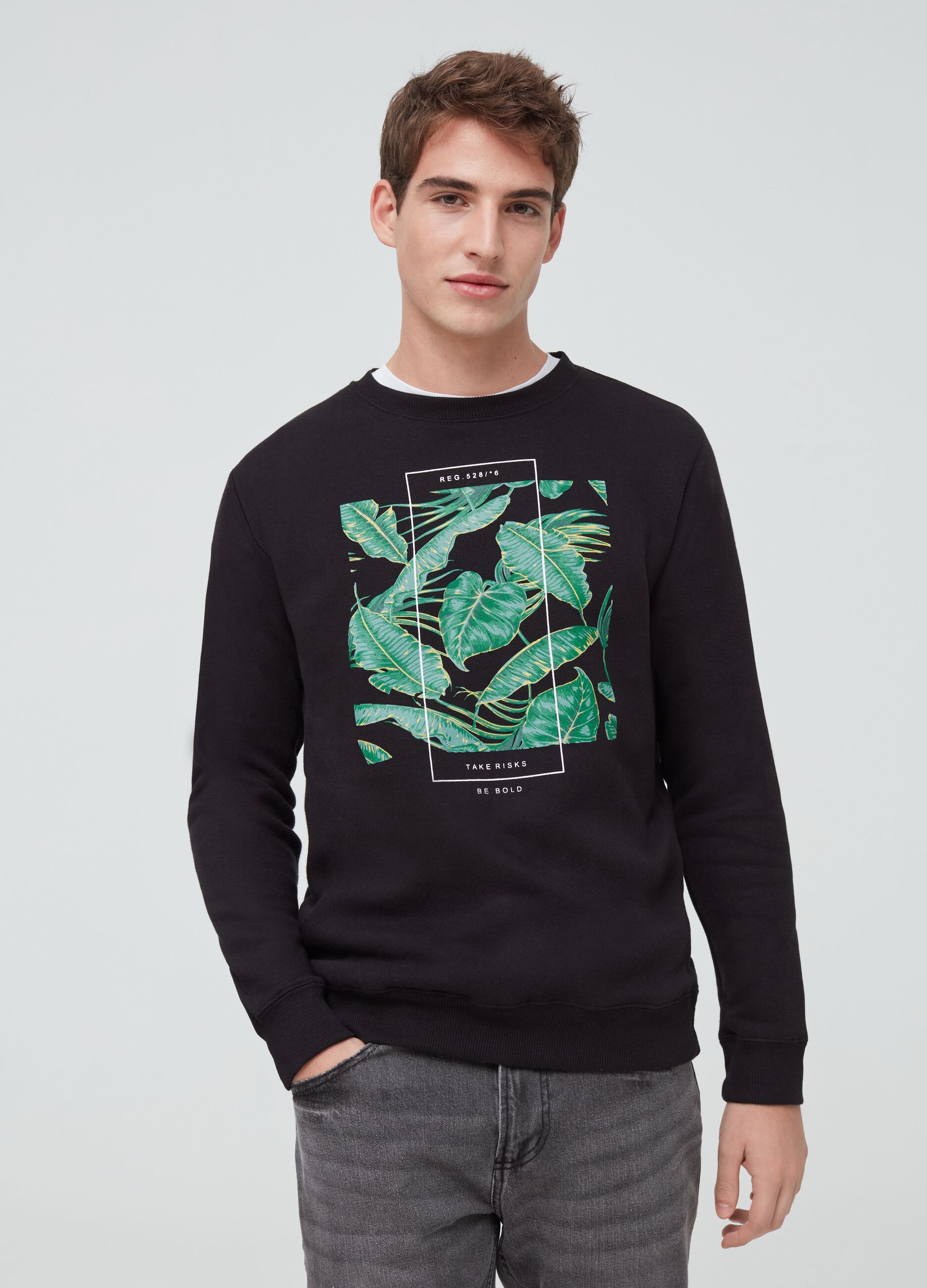 Sweatshirt with round neck and leaves print