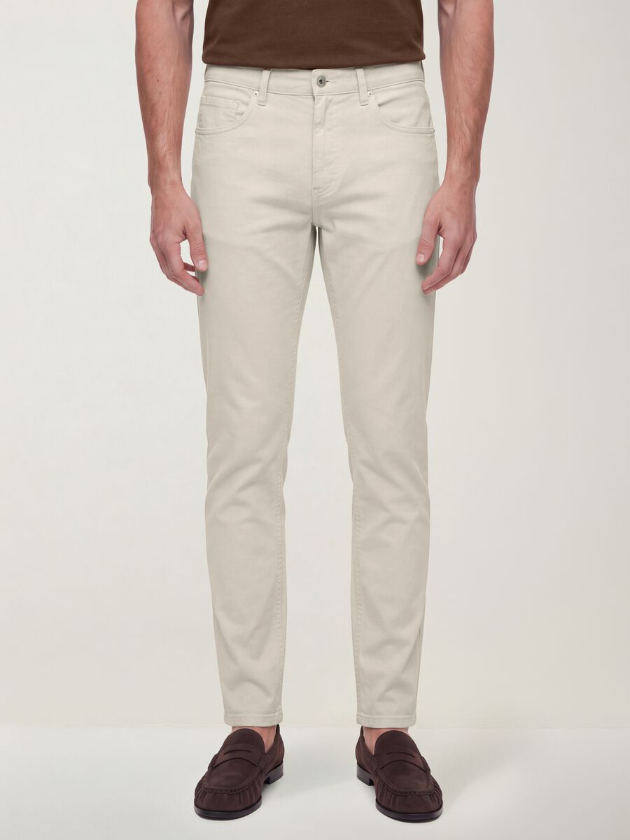 Pantaloni beige in twill di cotone elasticizzato slim fit_1