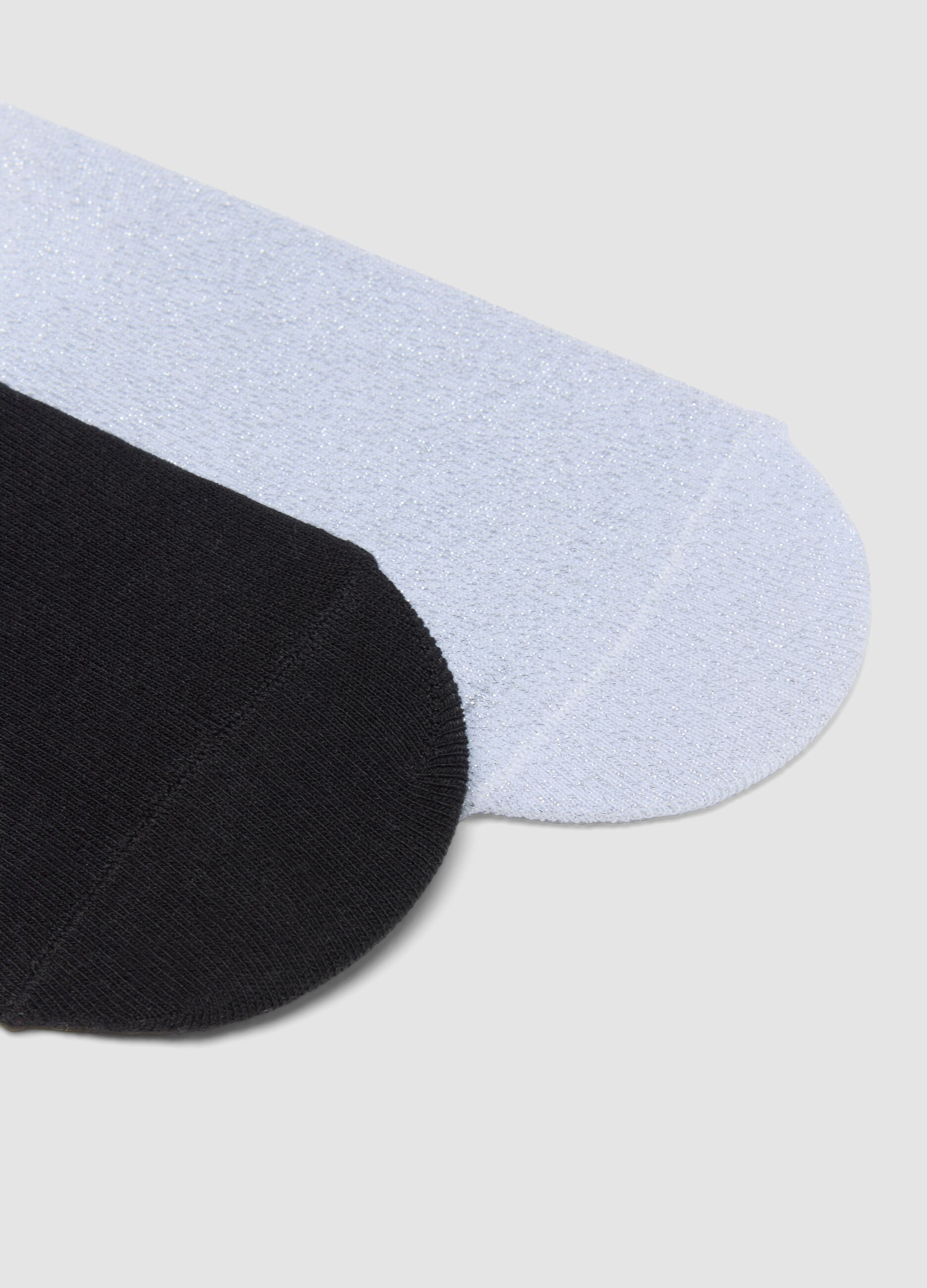 2-pack of black and grey organic cotton no-show socks