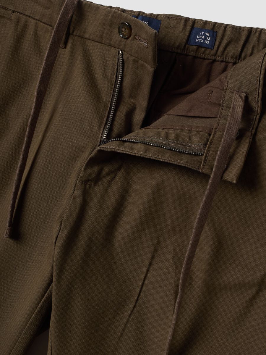 Pantaloni marroni chino in twill di tessuto elasticizzato slim fit_1