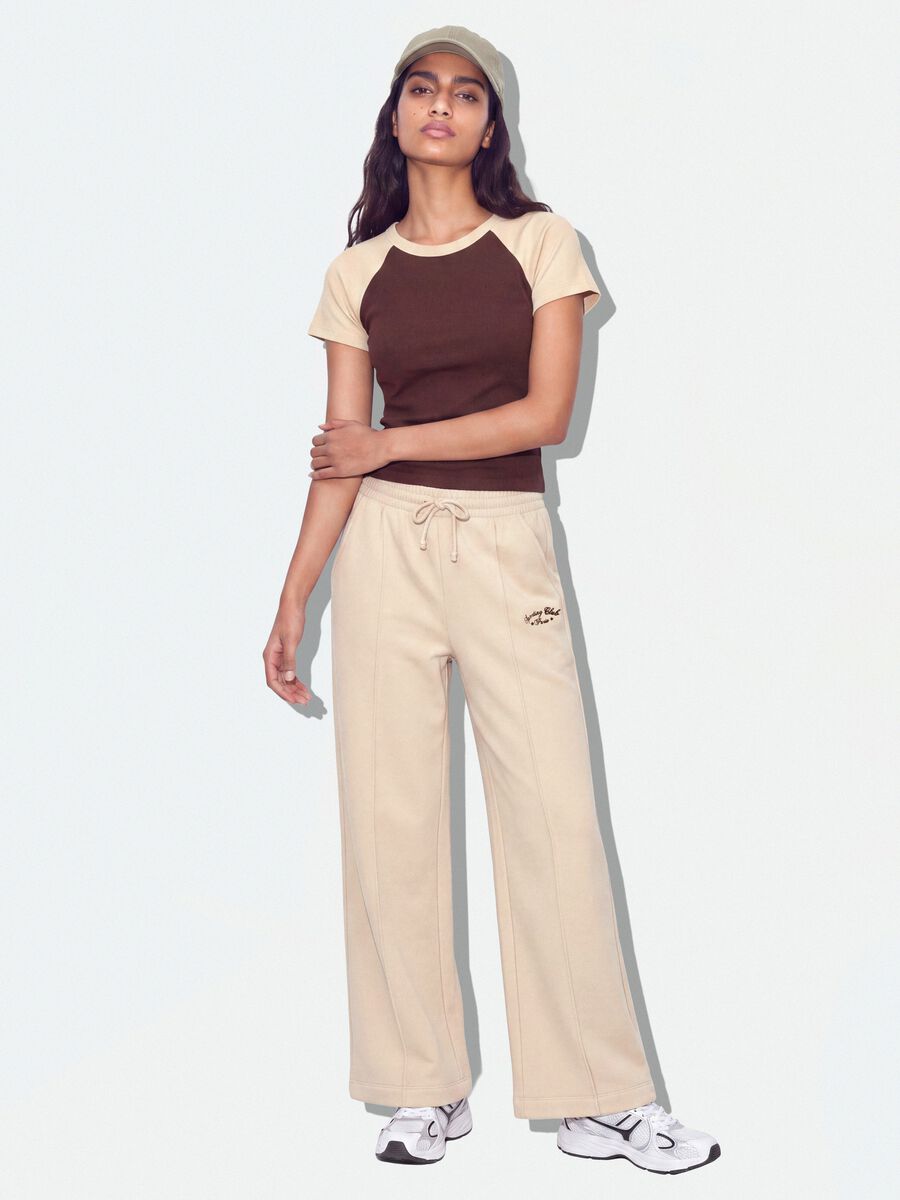 T-shirt marrone in cotone elasticizzato a girocollo con maniche a contrasto_1