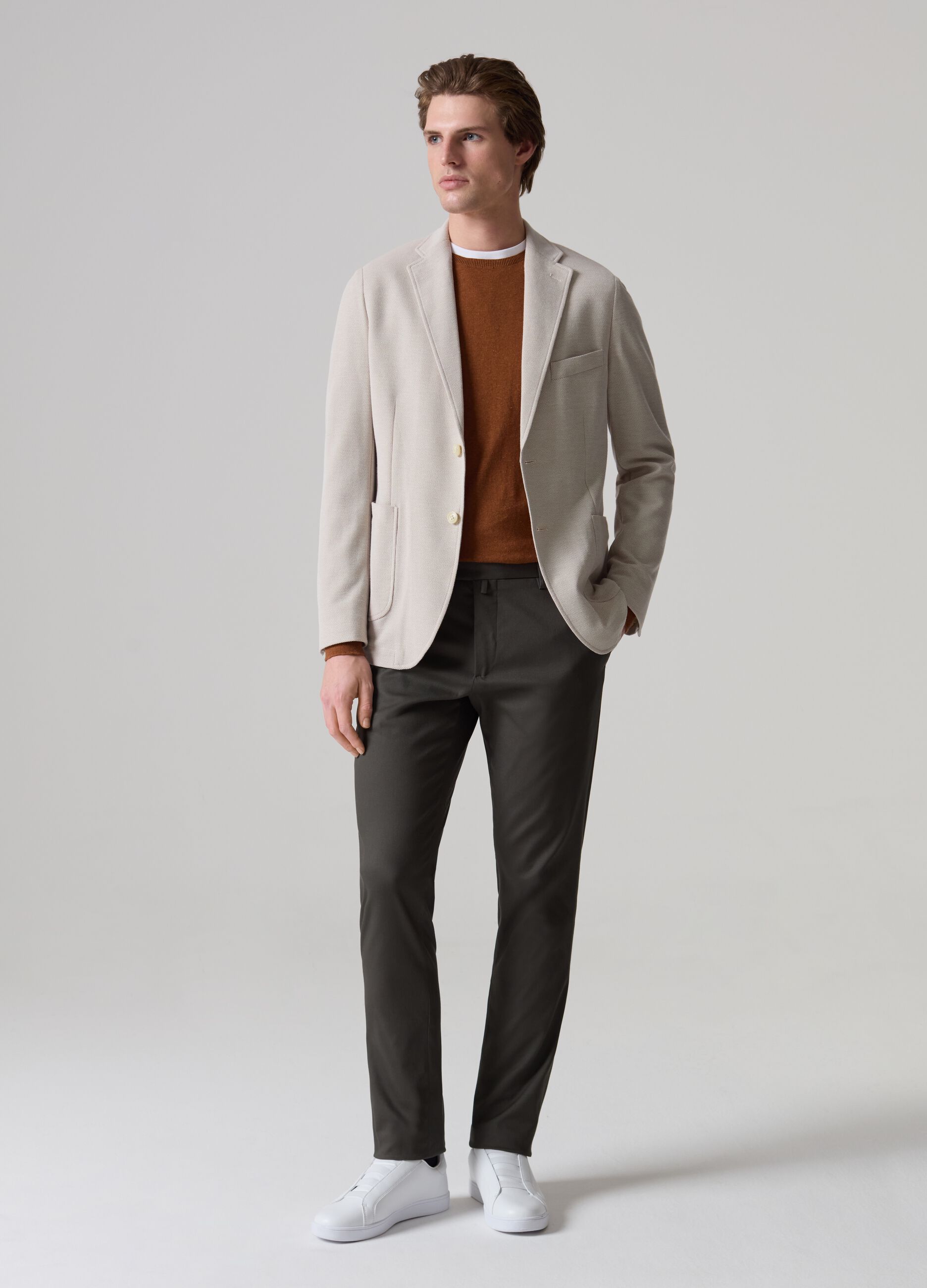 Contemporary chino trousers with five pockets