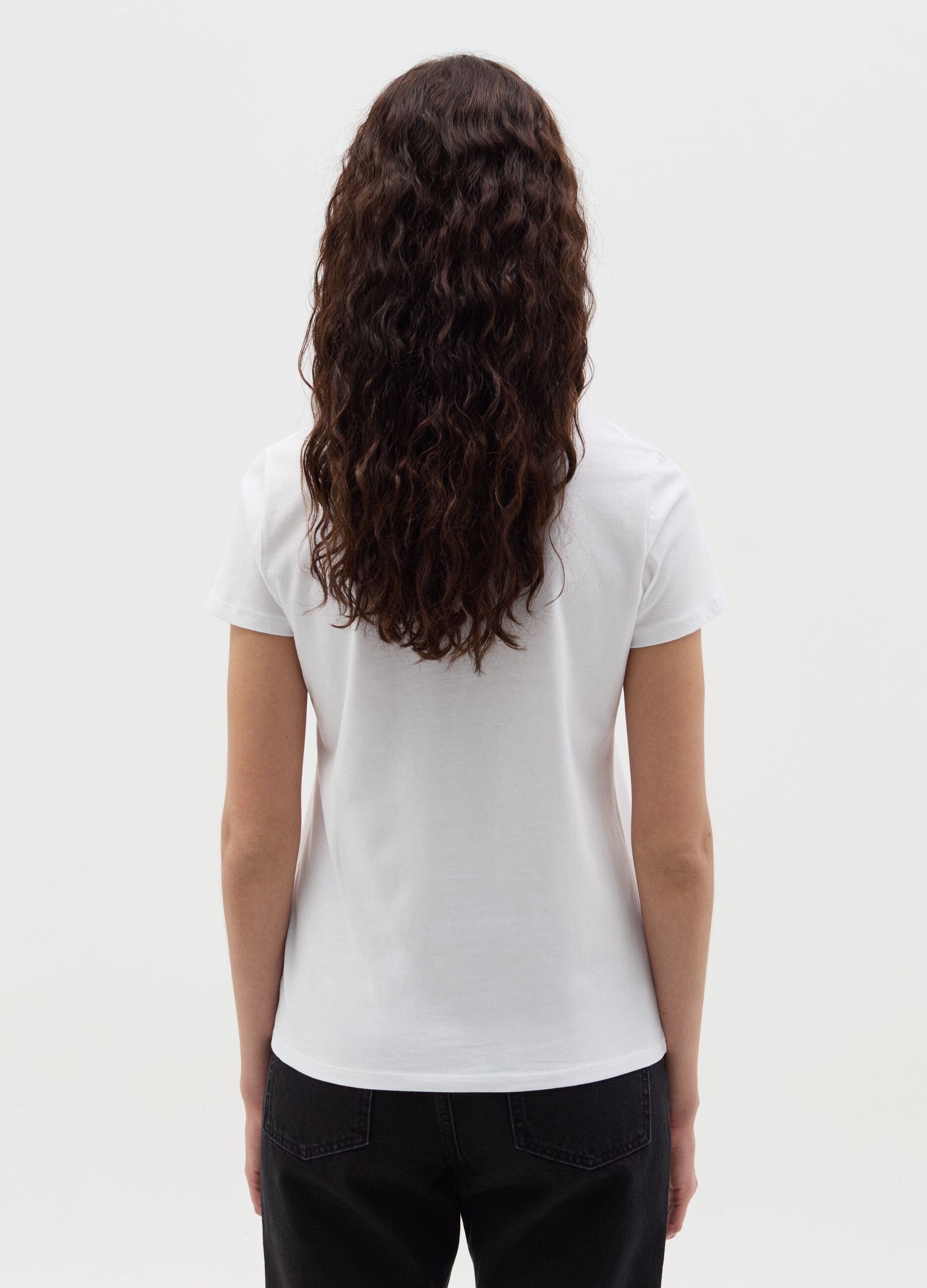 T-shirt with V neck and application