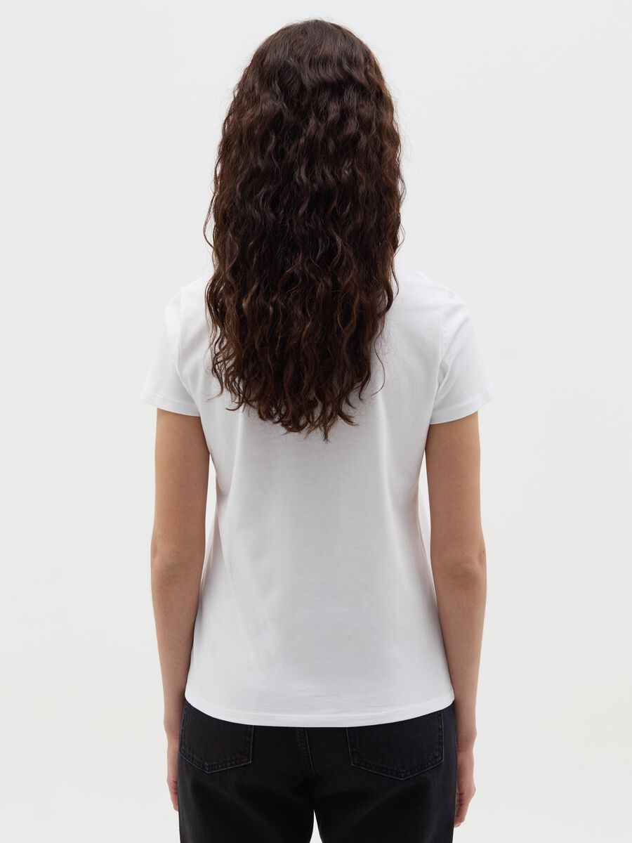 T-shirt with V neck and application_3