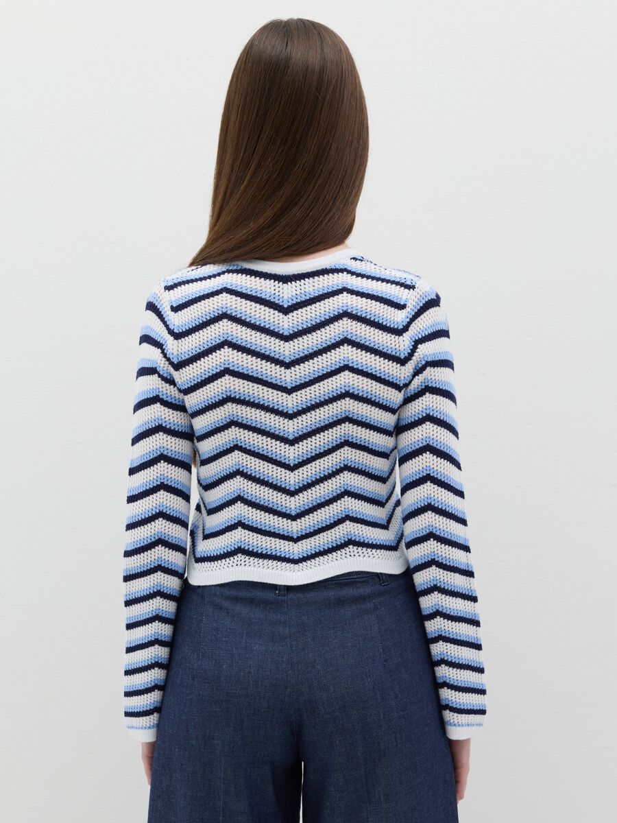Crochet top with striped design_3