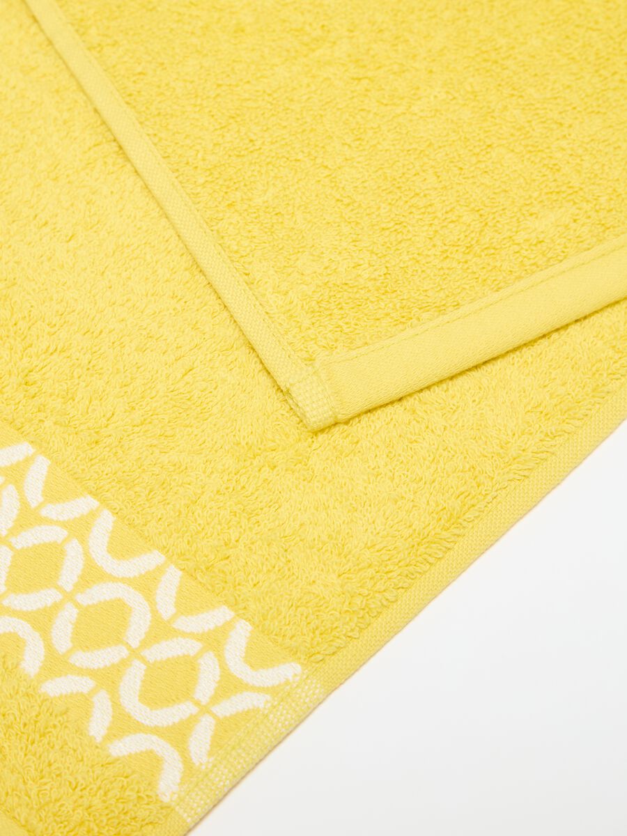 Guest towel with dots patterned trim_1