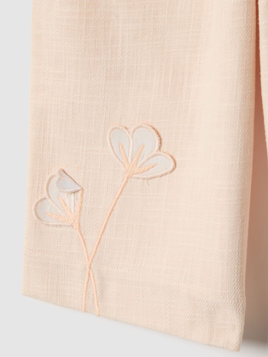 Beige culotte trousers in cotton and linen for girls with floral embroidery_3