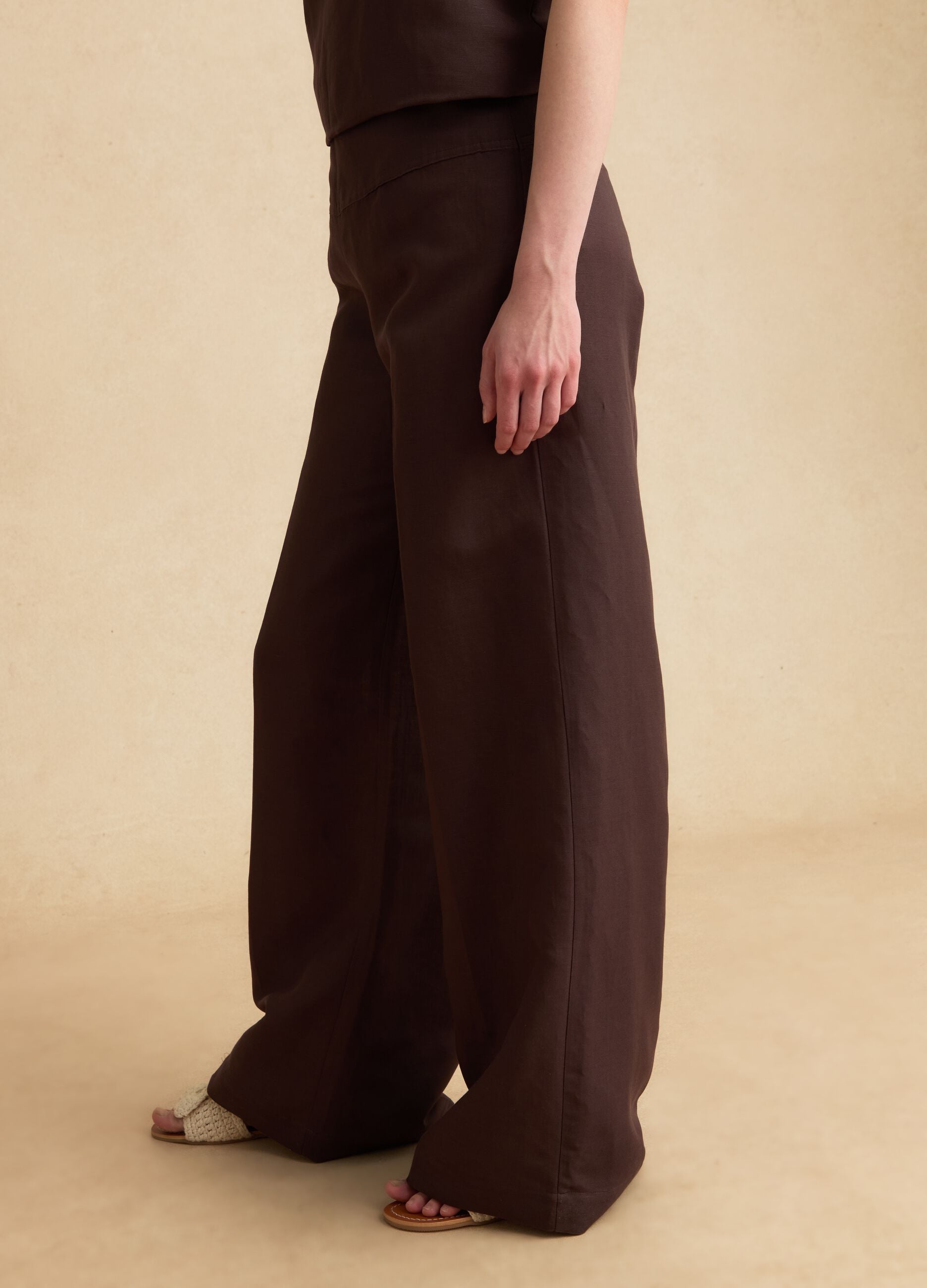 Brown linen-viscose blend wide-leg trousers with side zip fastening