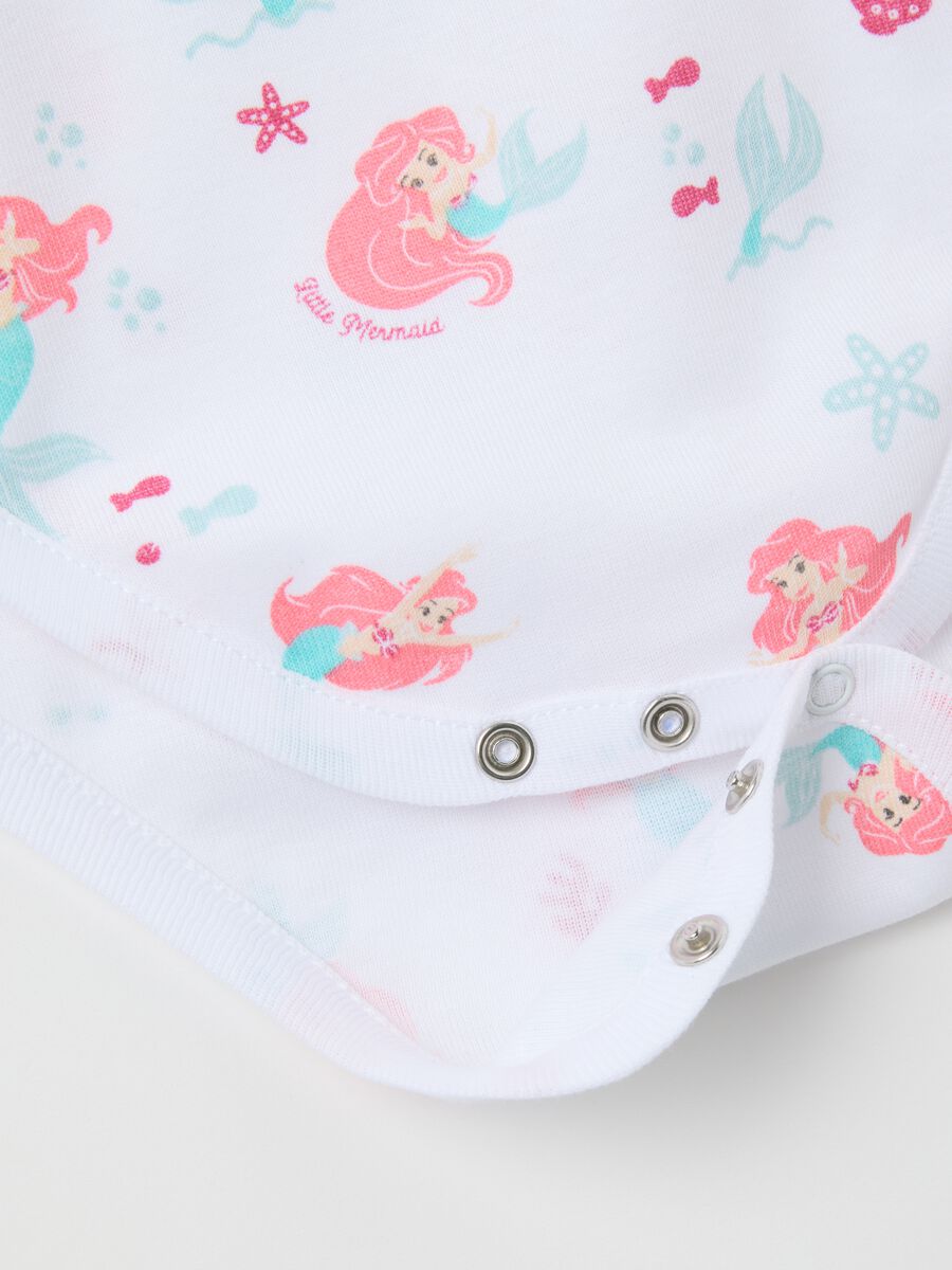 Multicolour pure cotton baby bodysuit with frills and print_3
