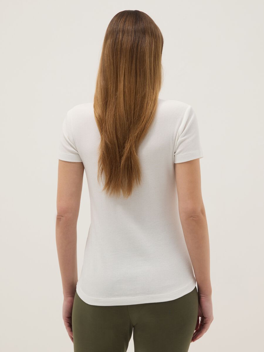 T-shirt premaman bianca con scollo a V in cotone e modal elasticizzato_2
