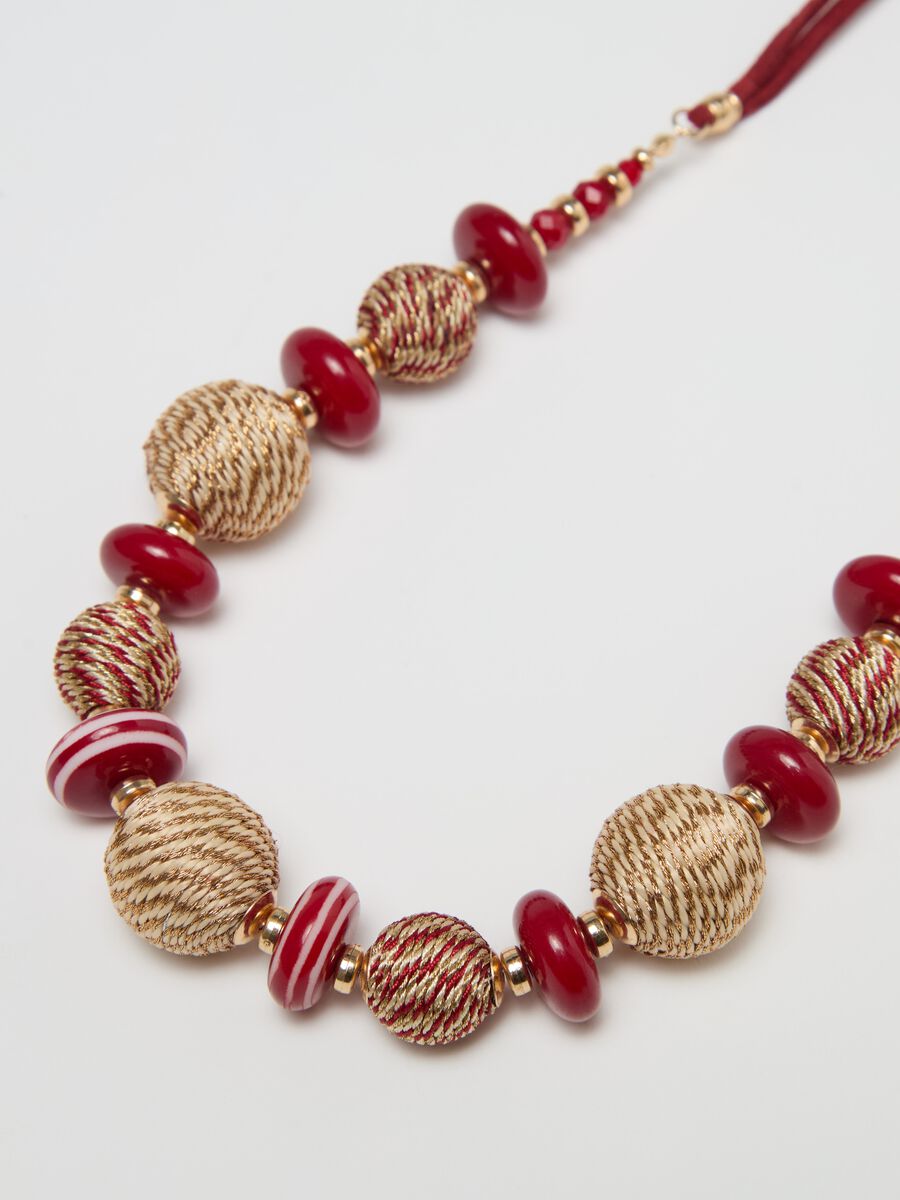 Beaded necklace with gold details_2