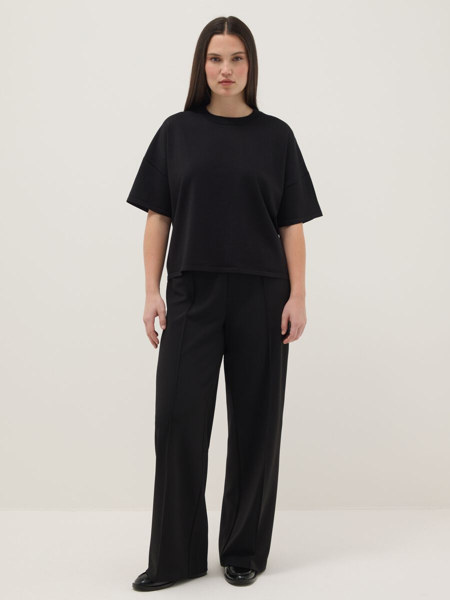 Maglia crop nera oversize fit con collo rotondo_1