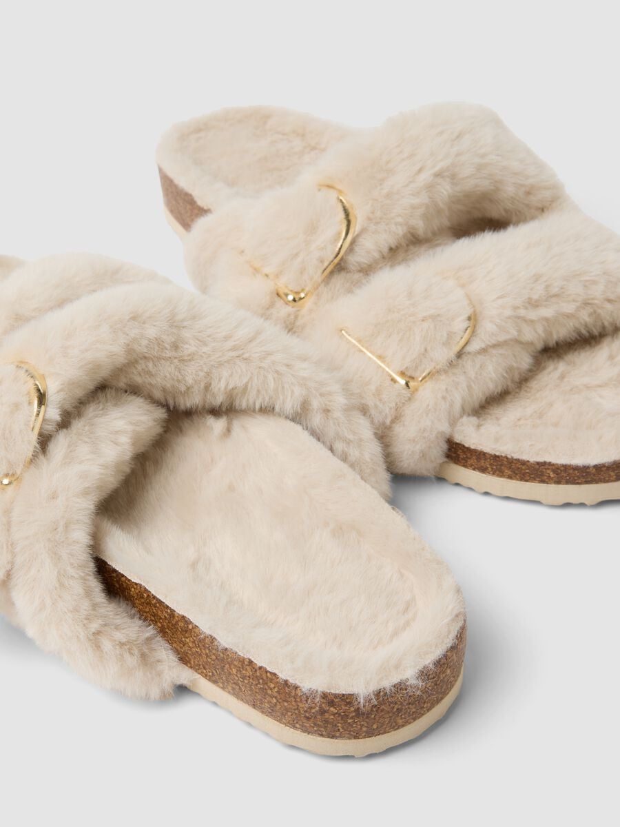 Beige open-toe slippers with crossed straps and buckle_1