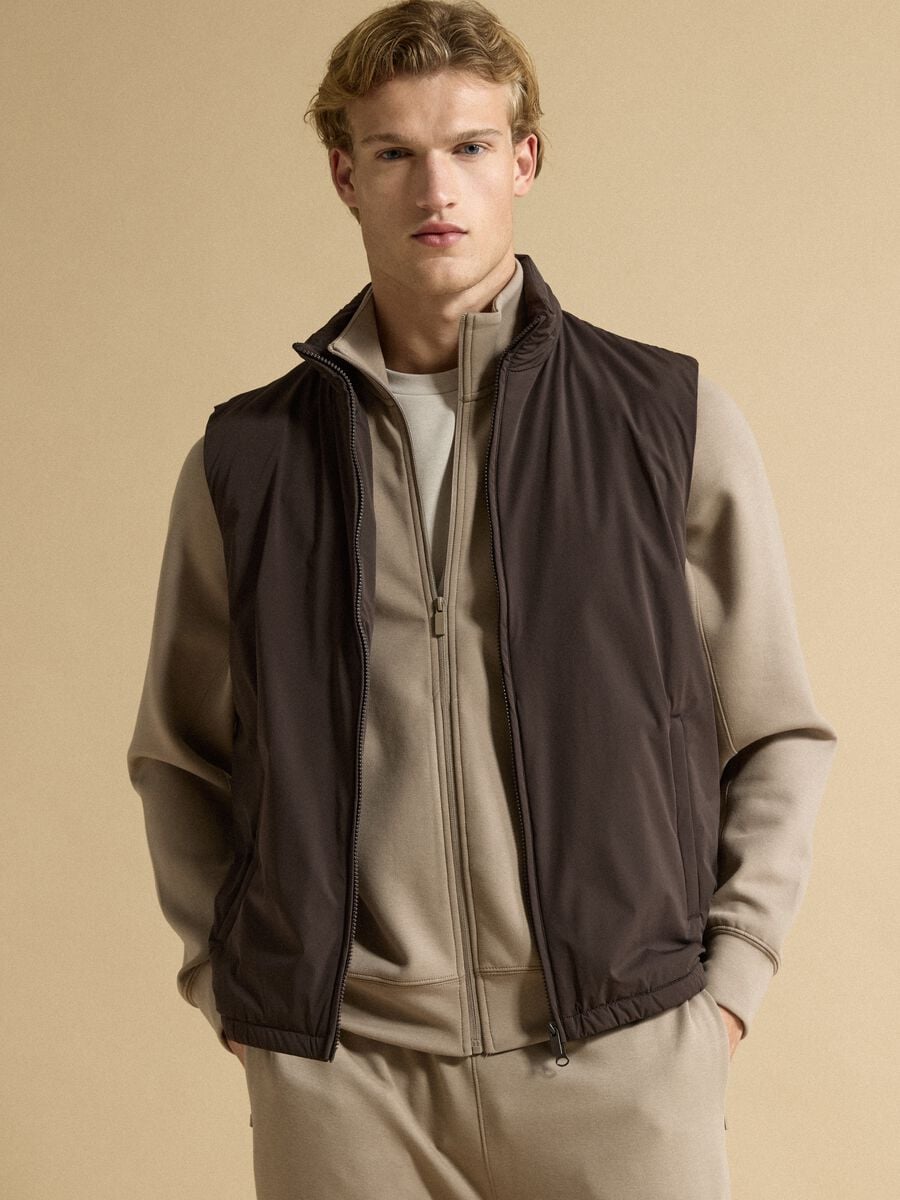 Gilet marrone in tessuto elasticizzato con zip_0