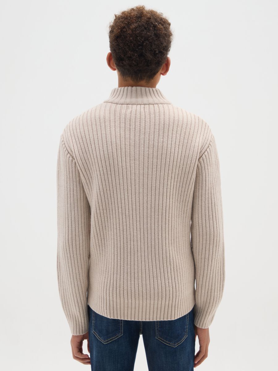 Maglione beige da ragazzo regular fit con design a treccia e mezza zip_1